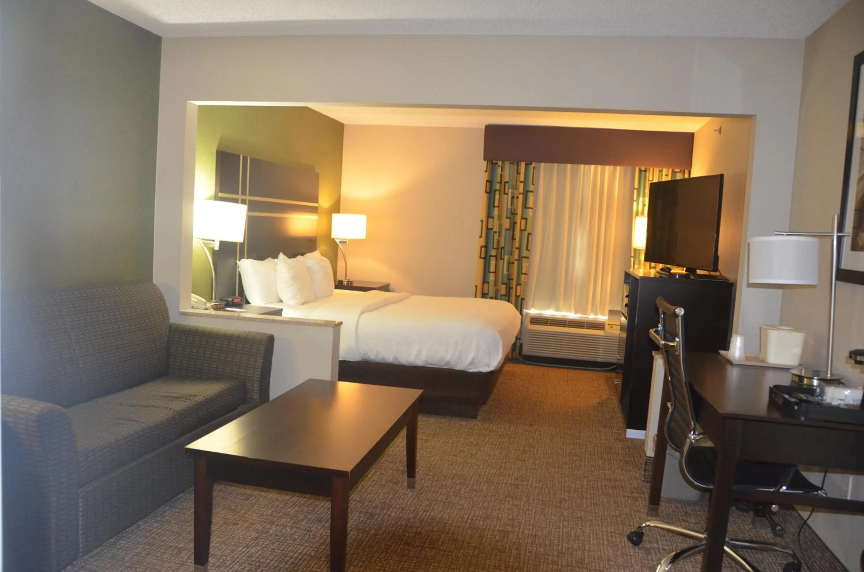 Bed in Comfort Inn & Suites Maumee - Toledo I80-90