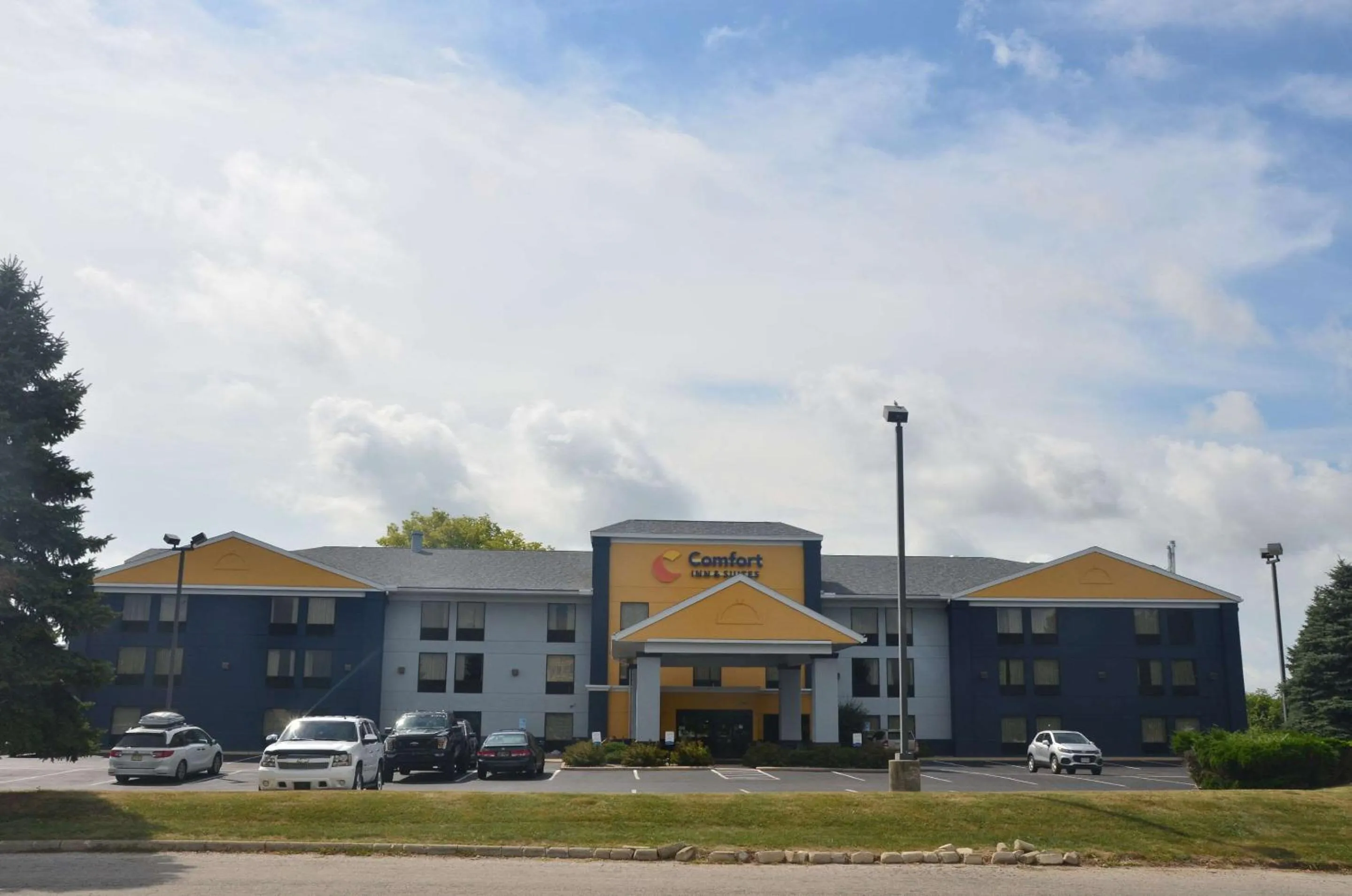 Property building in Comfort Inn & Suites Maumee - Toledo I80-90