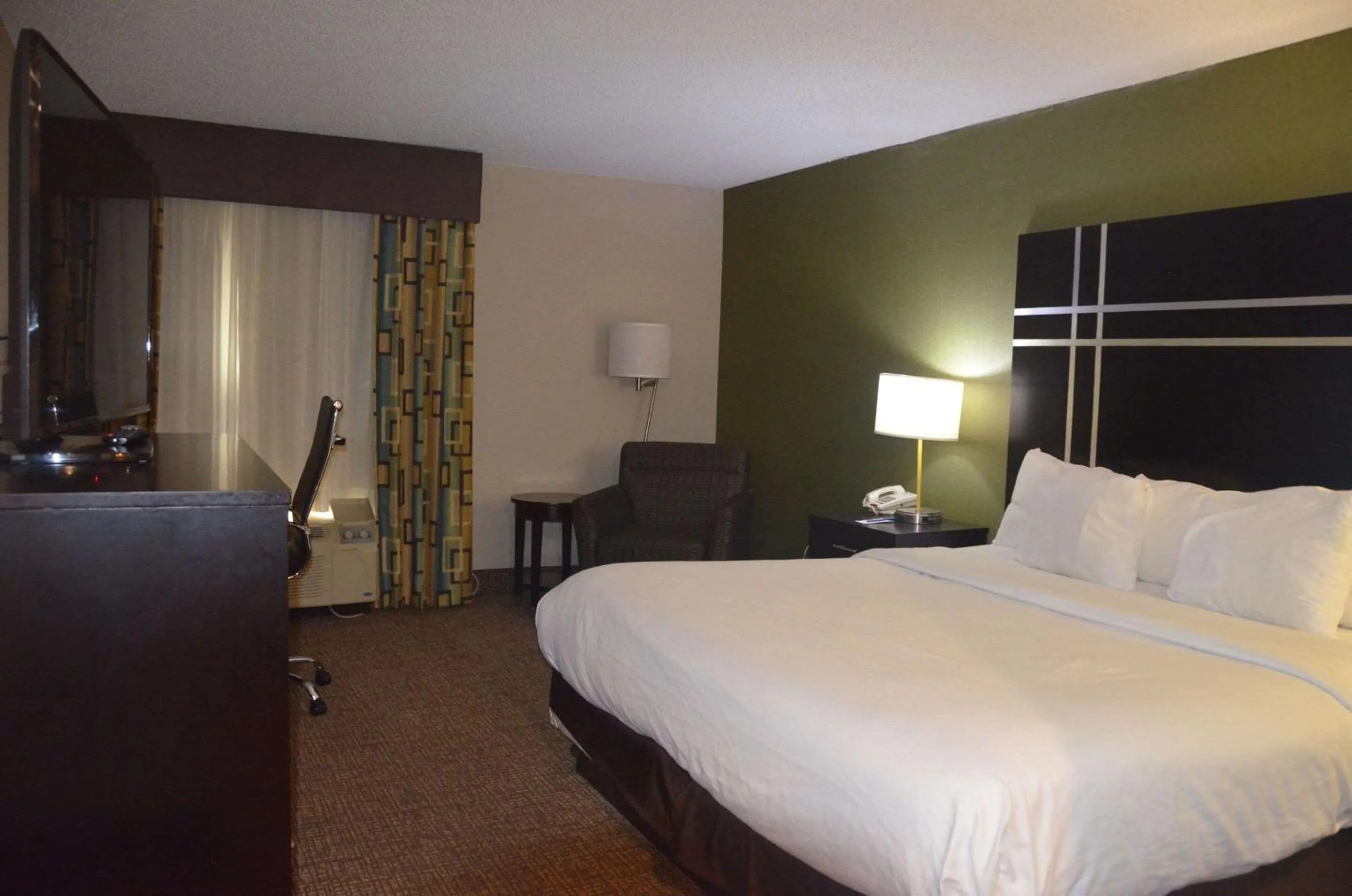 Bedroom, Bed in Comfort Inn & Suites Maumee - Toledo I80-90