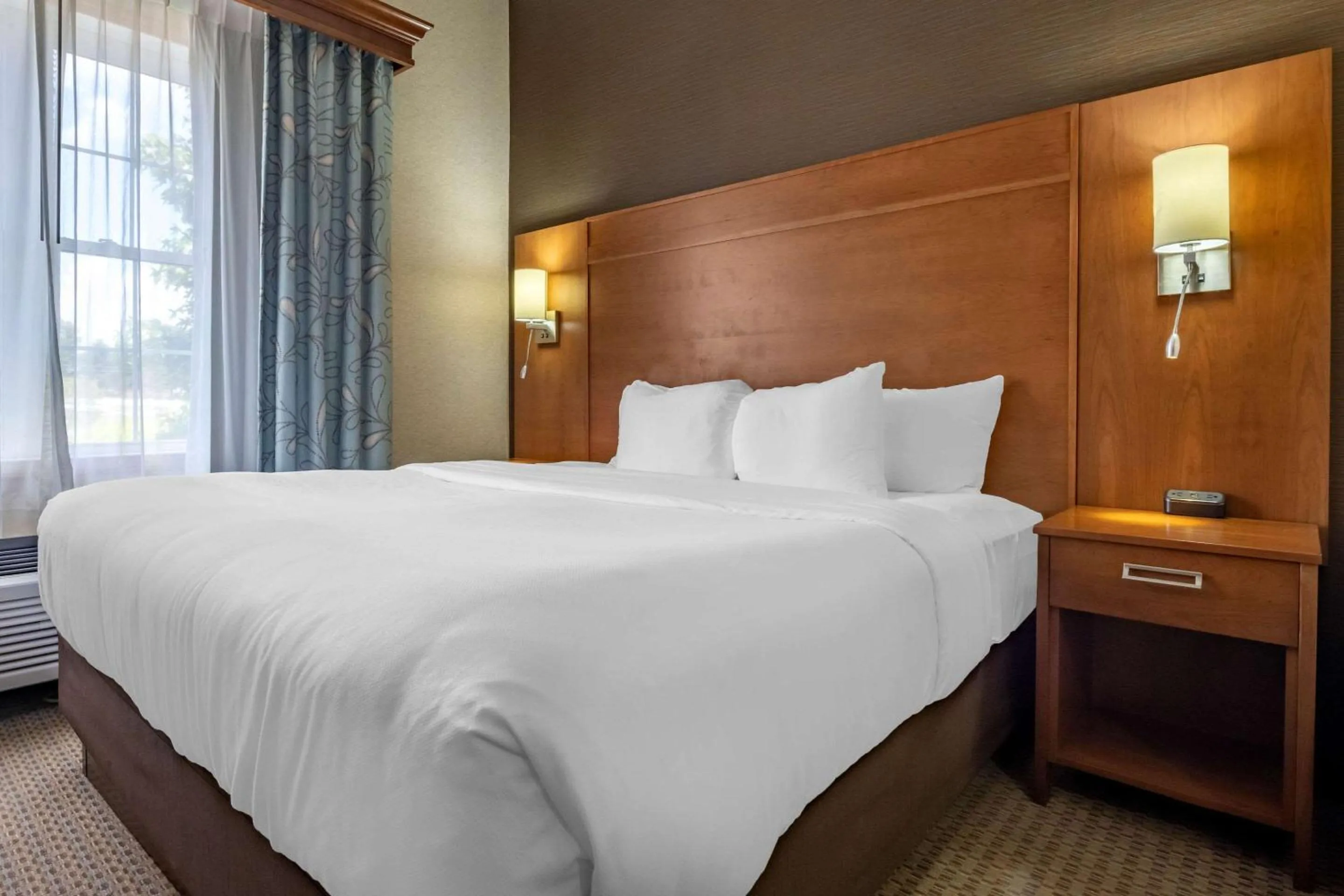 Bedroom, Bed in Comfort Suites Hotel and Conference Center