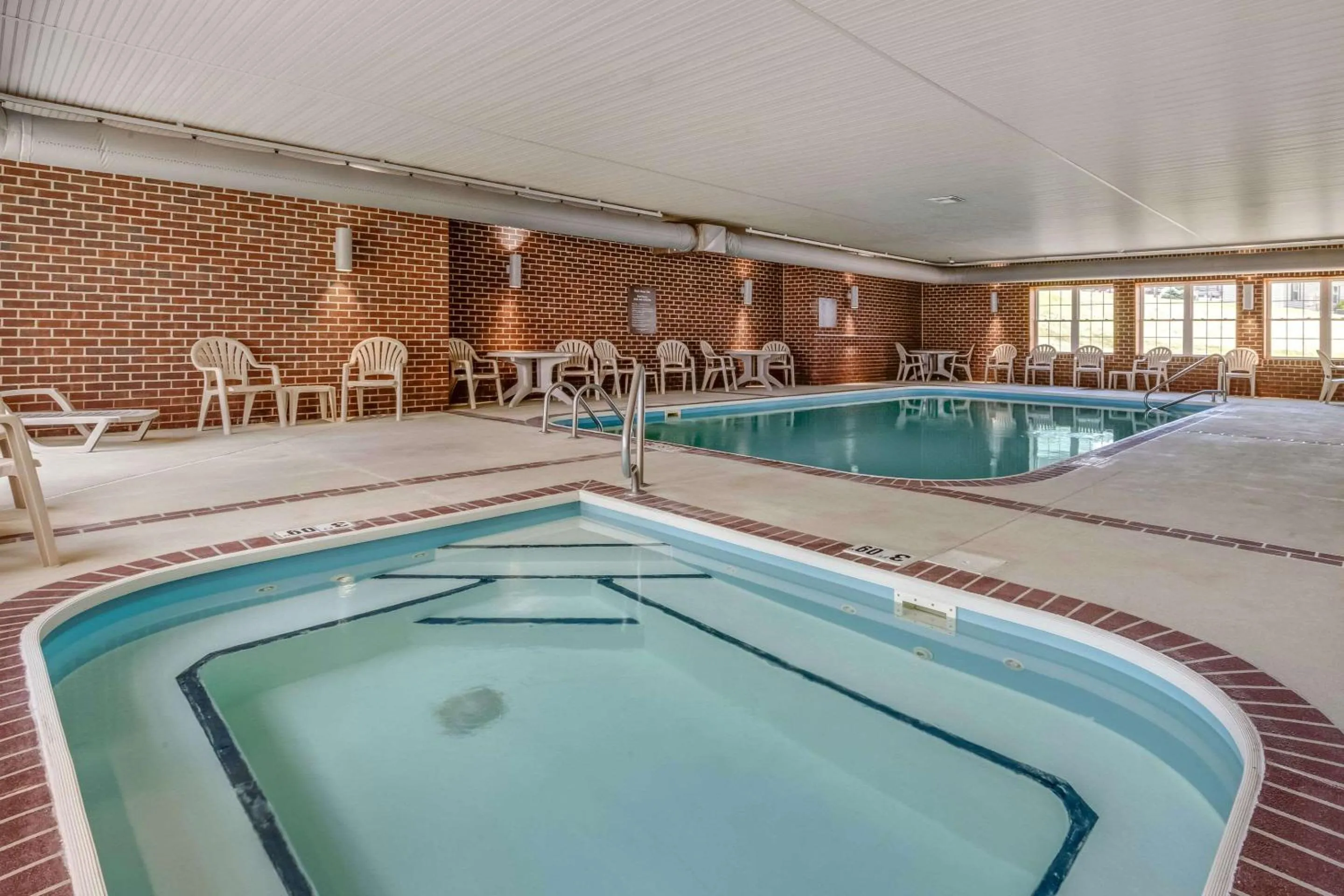 Swimming pool in Comfort Suites Hotel and Conference Center