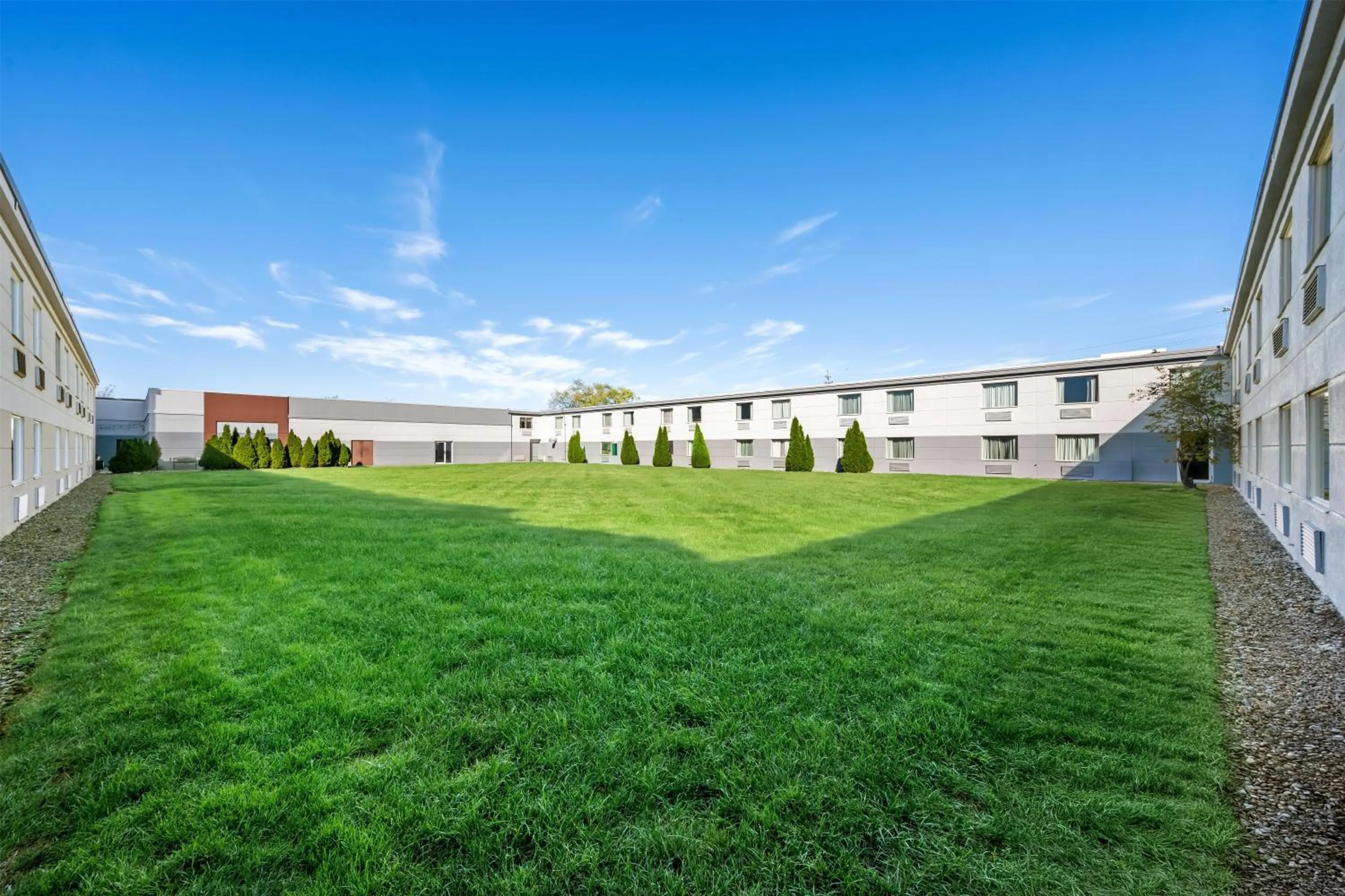 Inner courtyard view in Spark By Hilton Cleveland Beachwood