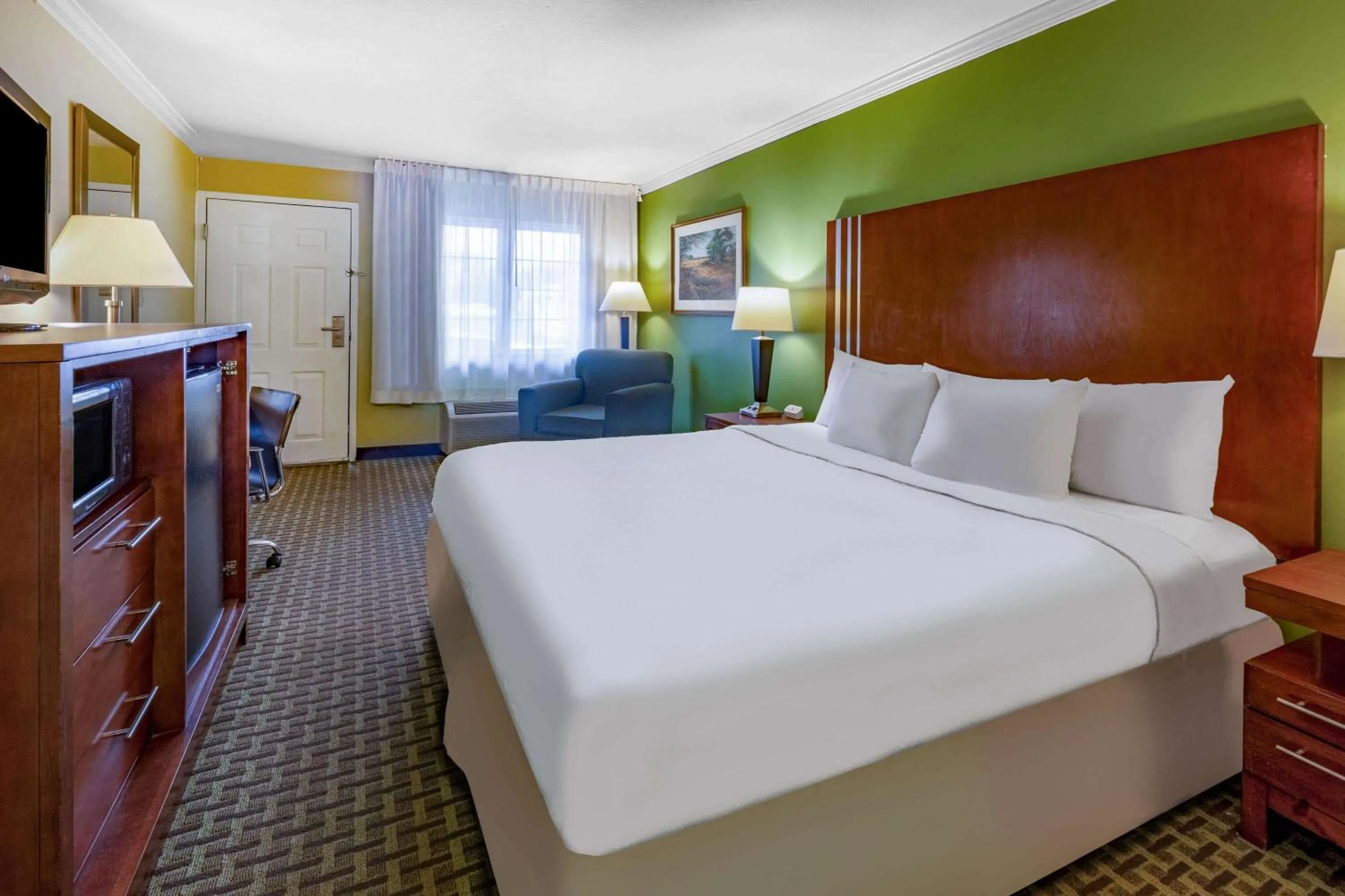 Bedroom, Bed in Days Inn by Wyndham Austintown