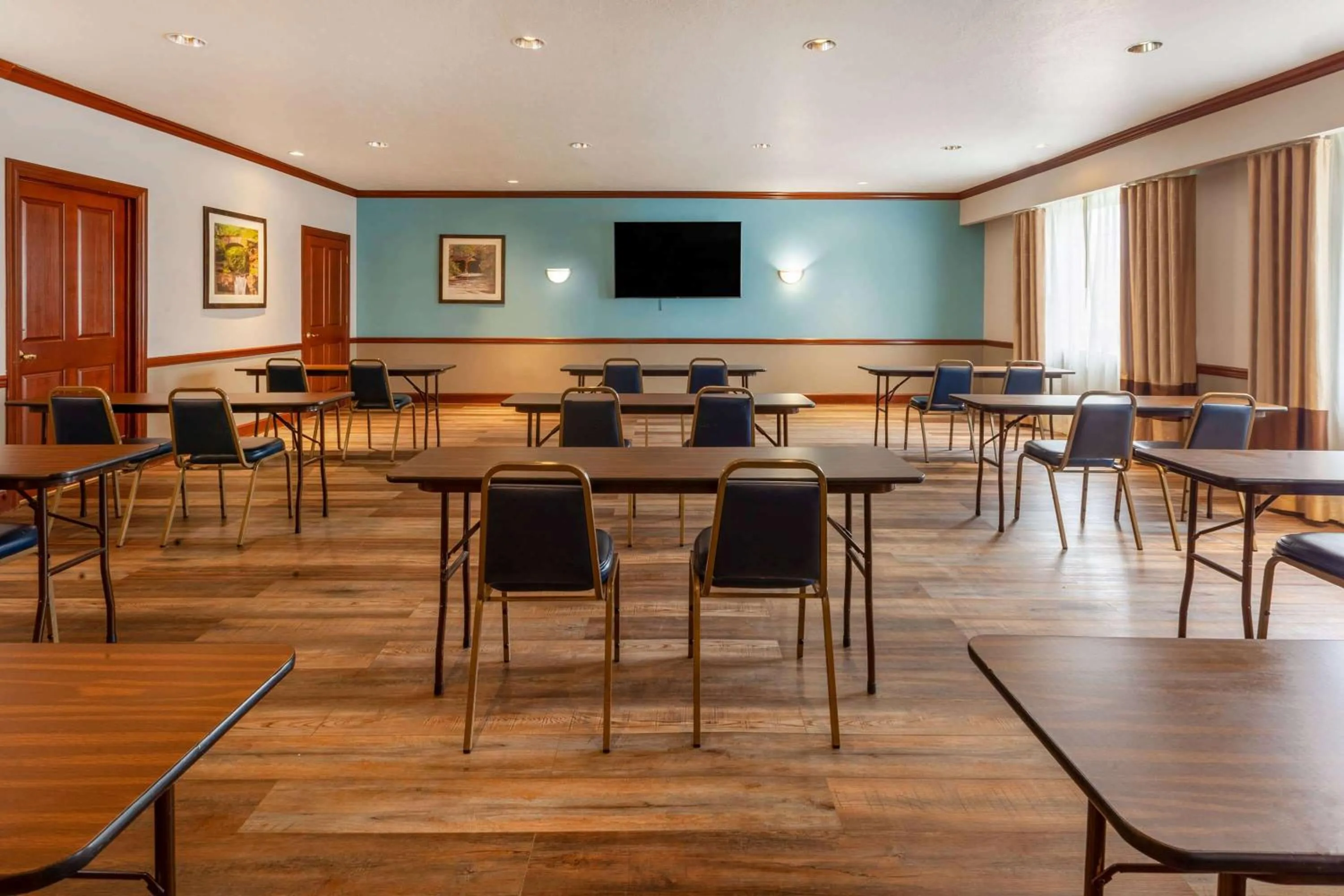 Meeting/conference room in Days Inn by Wyndham Austintown