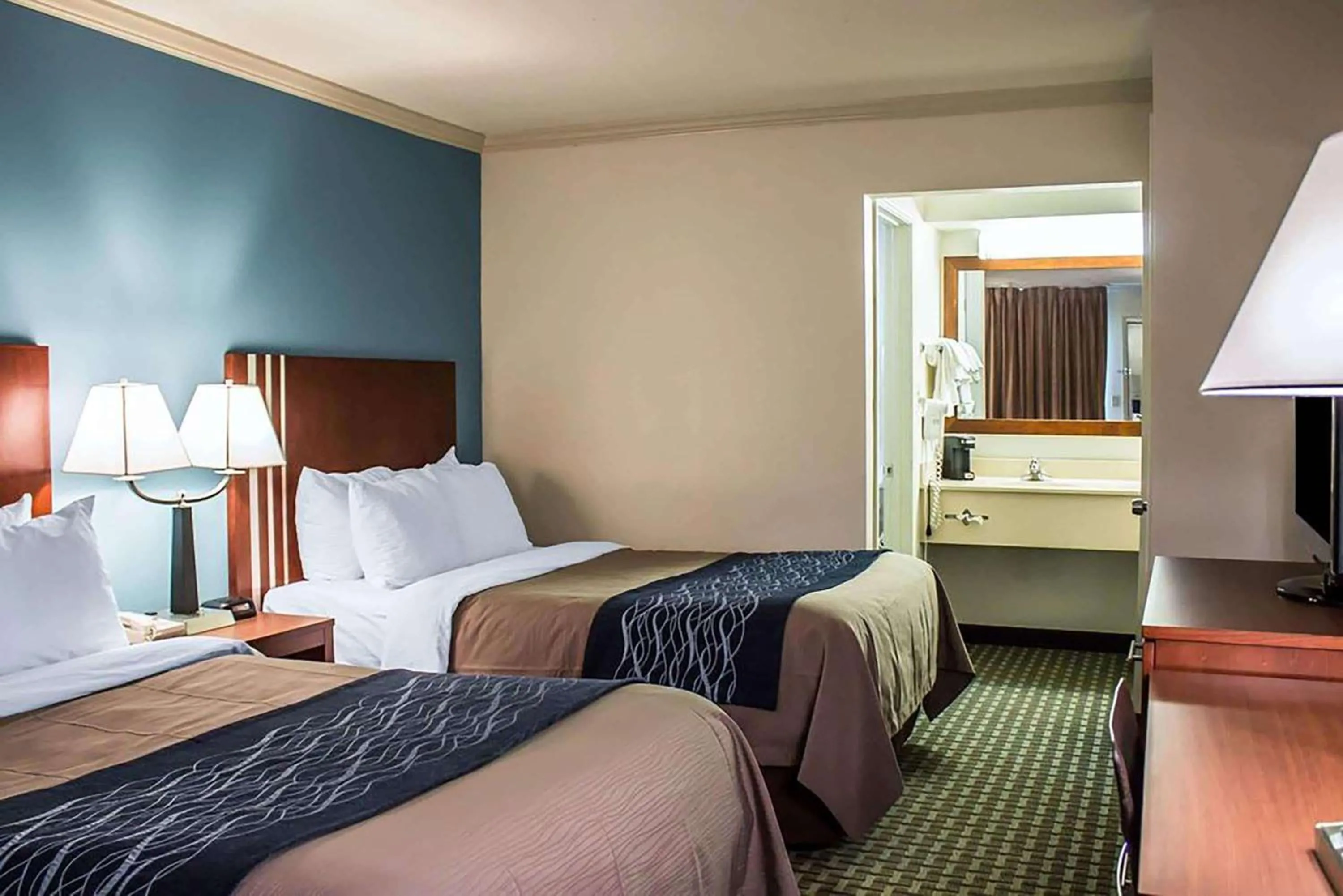 Photo of the whole room, Bed in Days Inn by Wyndham Austintown