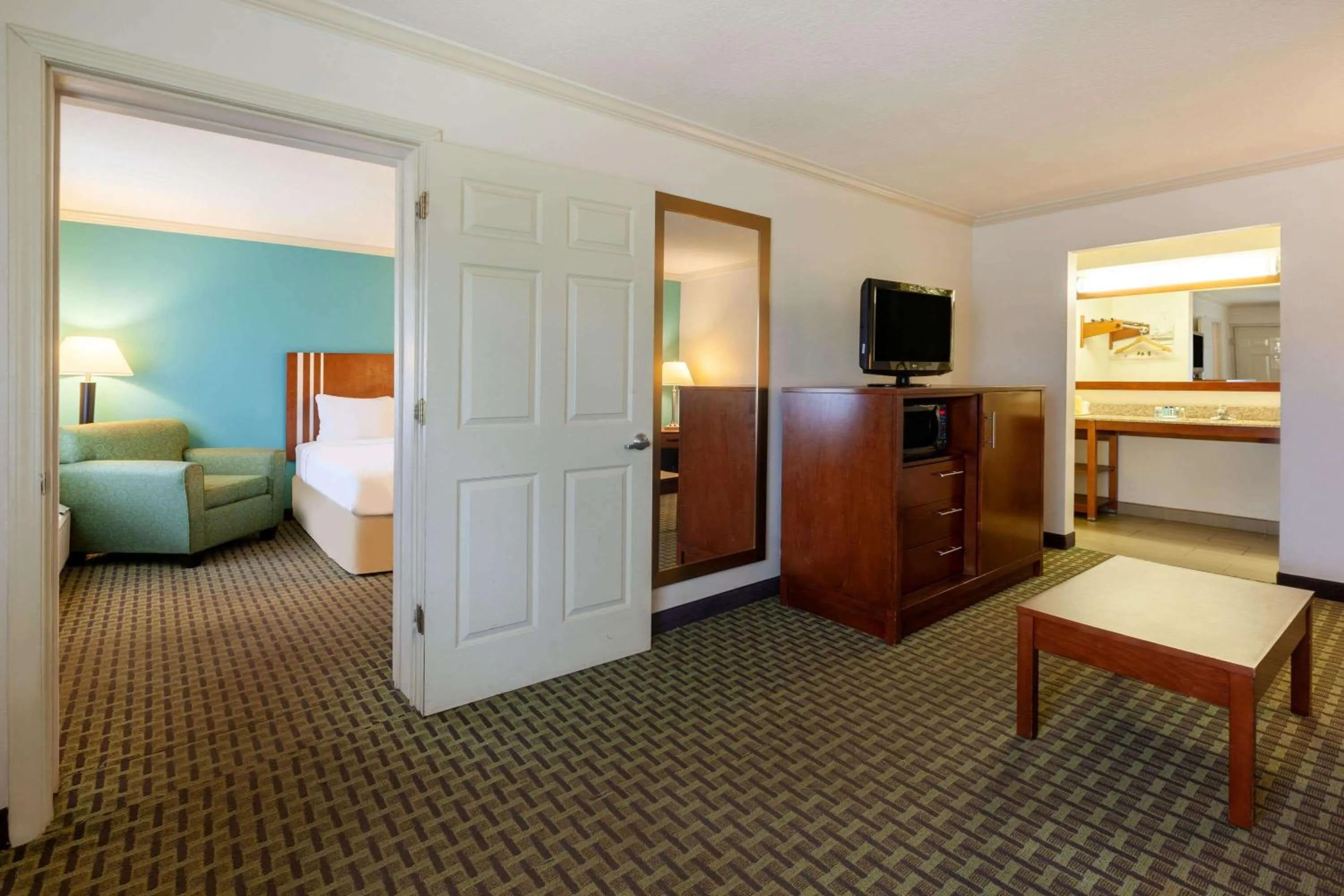 Bedroom, Bed in Days Inn by Wyndham Austintown