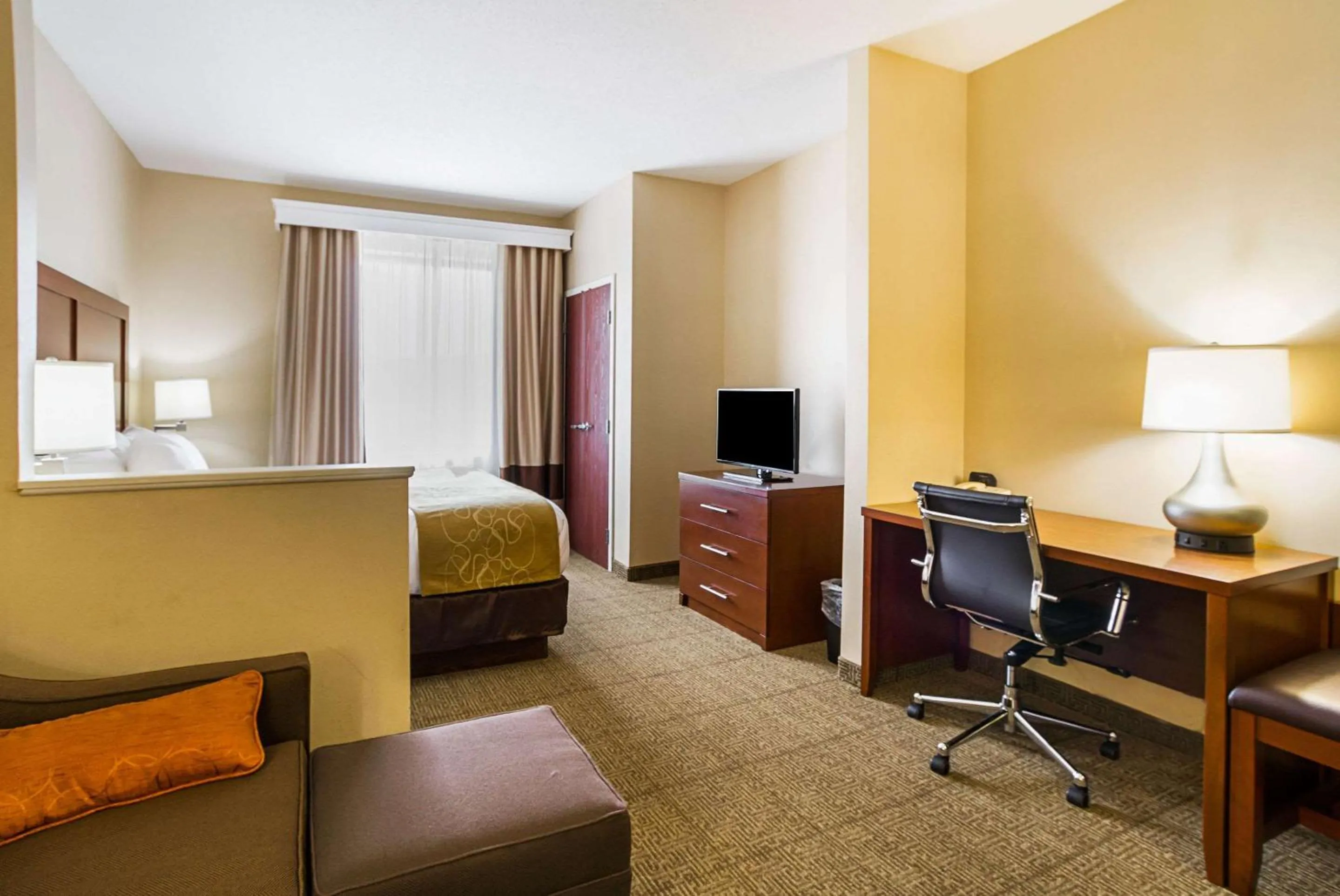 Bedroom, Bed in Comfort Suites Twinsburg