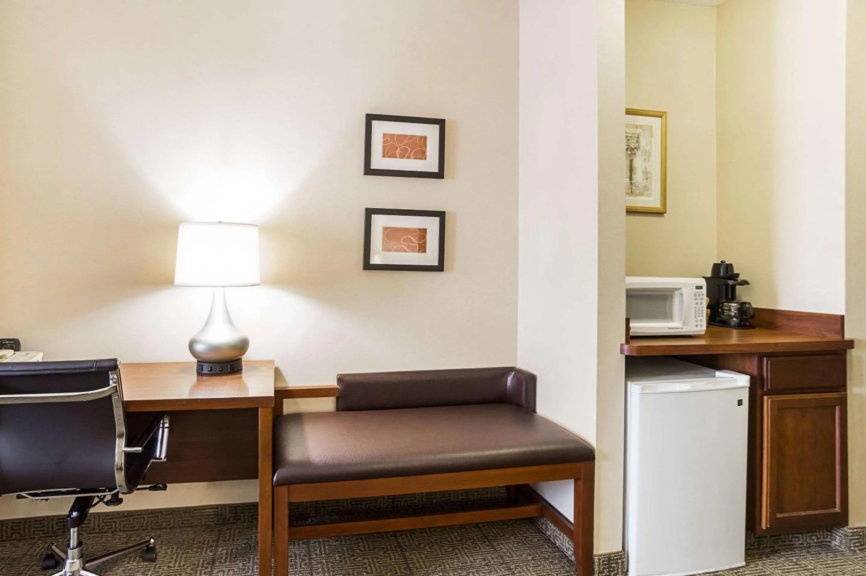 Bedroom in Comfort Suites Twinsburg