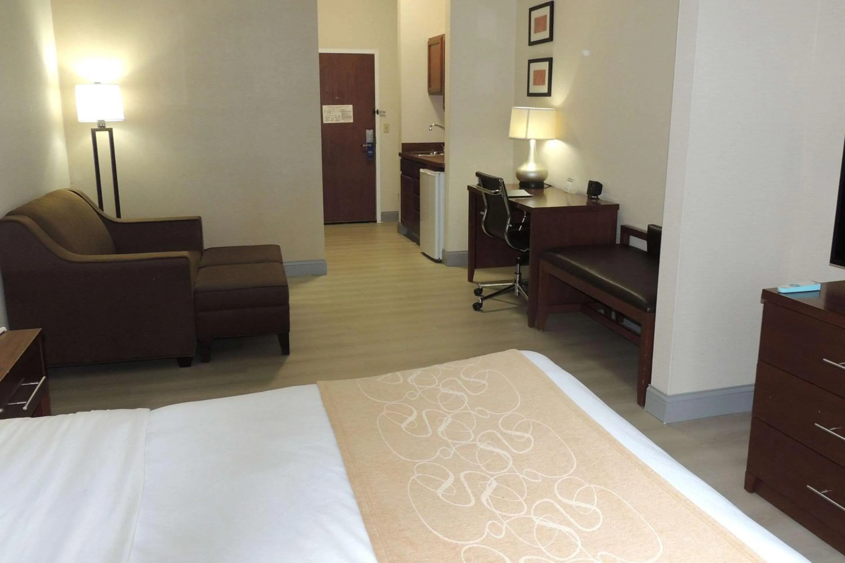 Bedroom, Bed in Comfort Suites Twinsburg