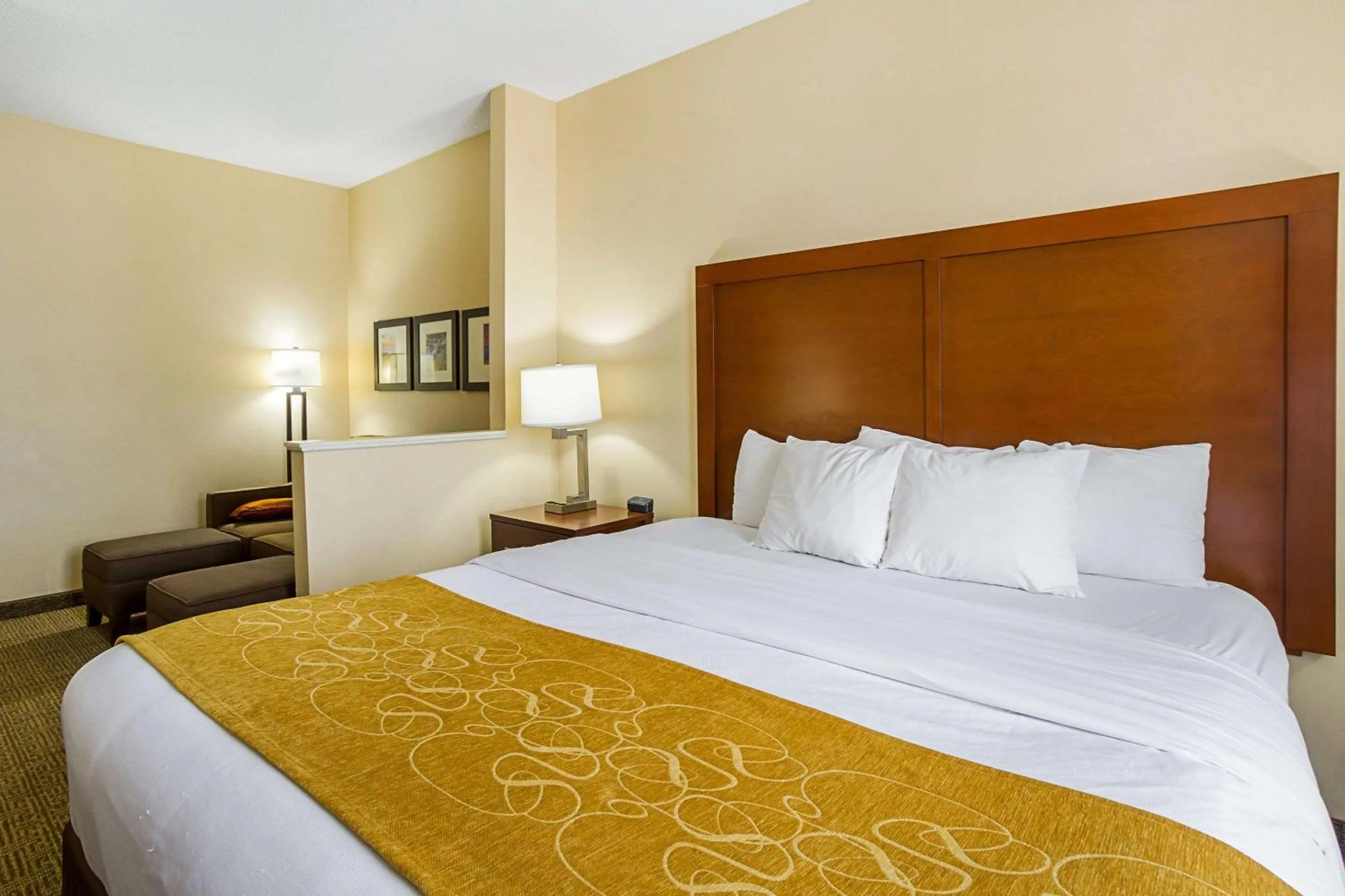 Bedroom, Bed in Comfort Suites Twinsburg