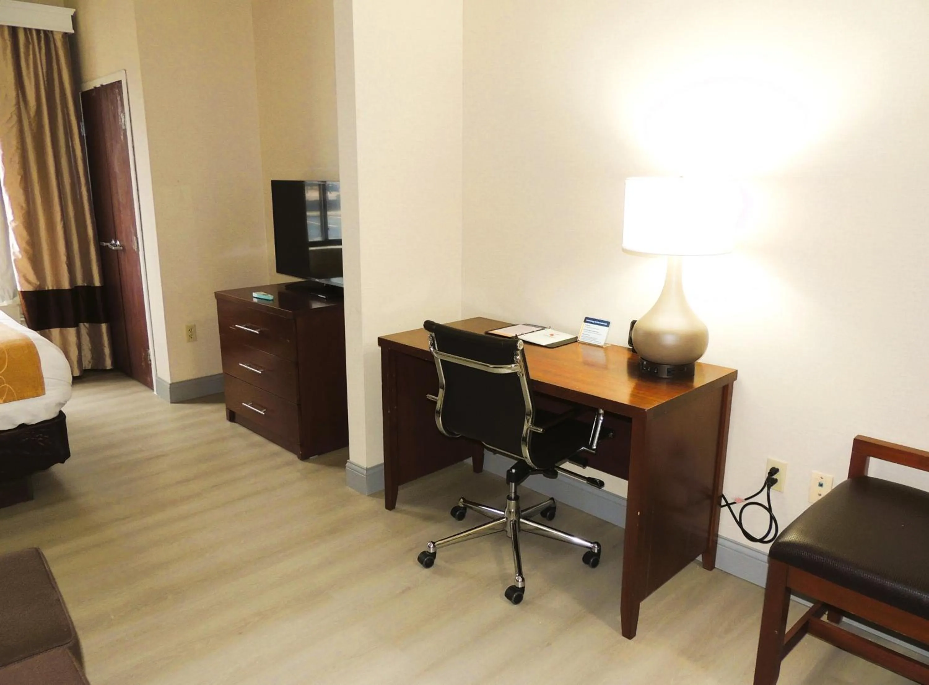 hair dresser in Comfort Suites Twinsburg