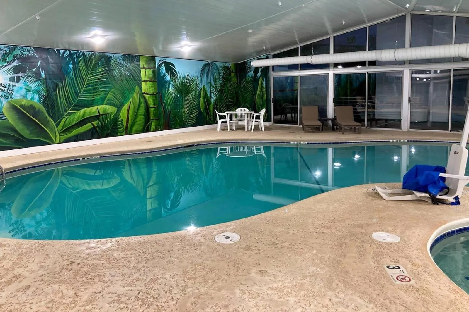 Swimming pool in Quality Inn & Suites Bellville - Mansfield