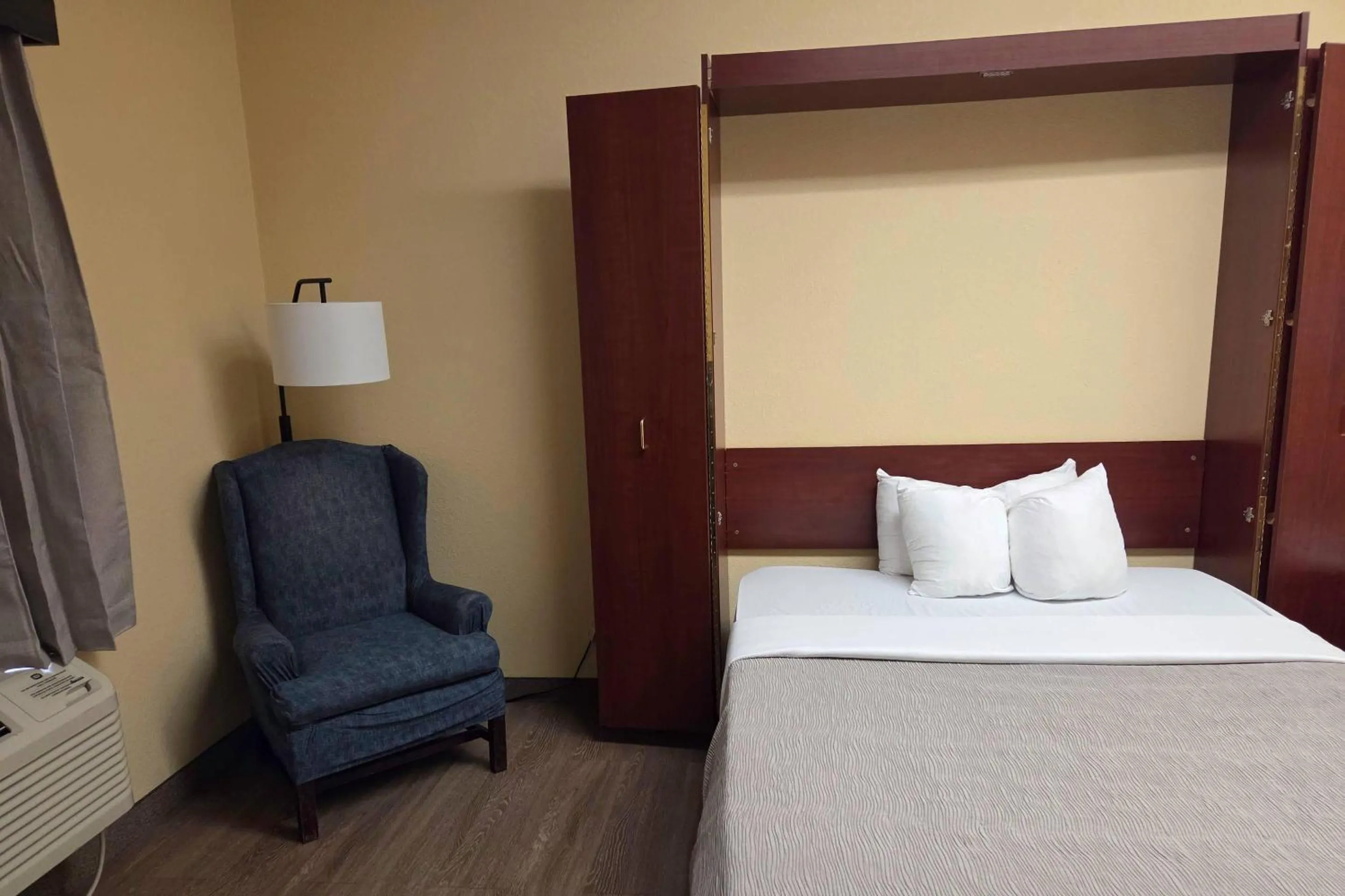 Bedroom, Bed in Quality Inn & Suites Bellville - Mansfield