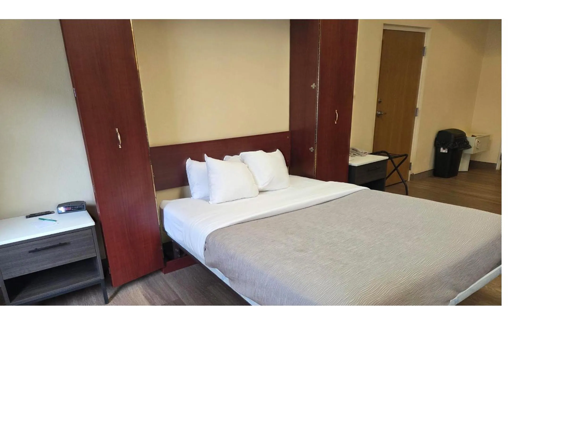 Bed in Quality Inn & Suites Bellville - Mansfield