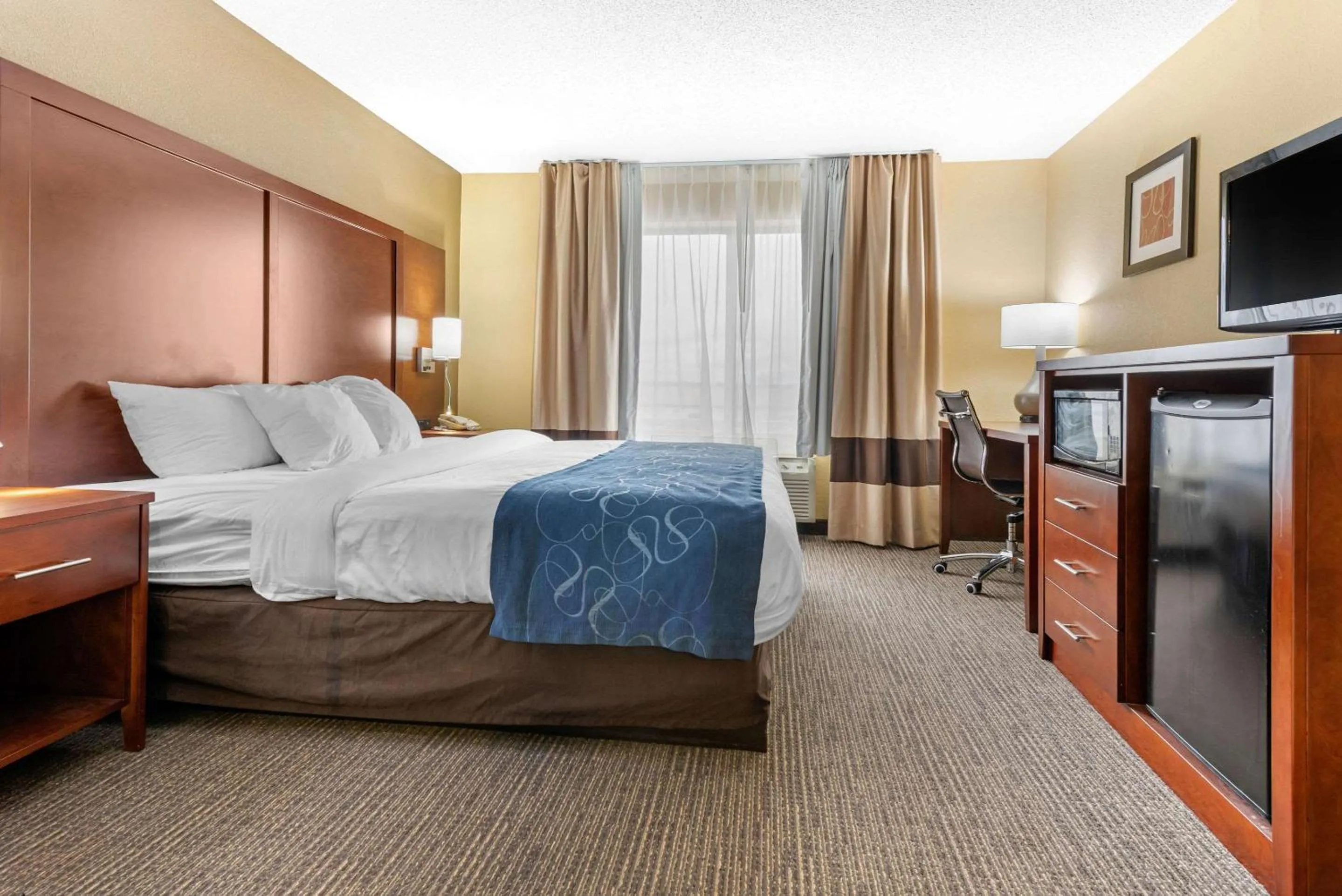 Photo of the whole room, Bed in Comfort Suites Findlay I-75 near Sports Complex