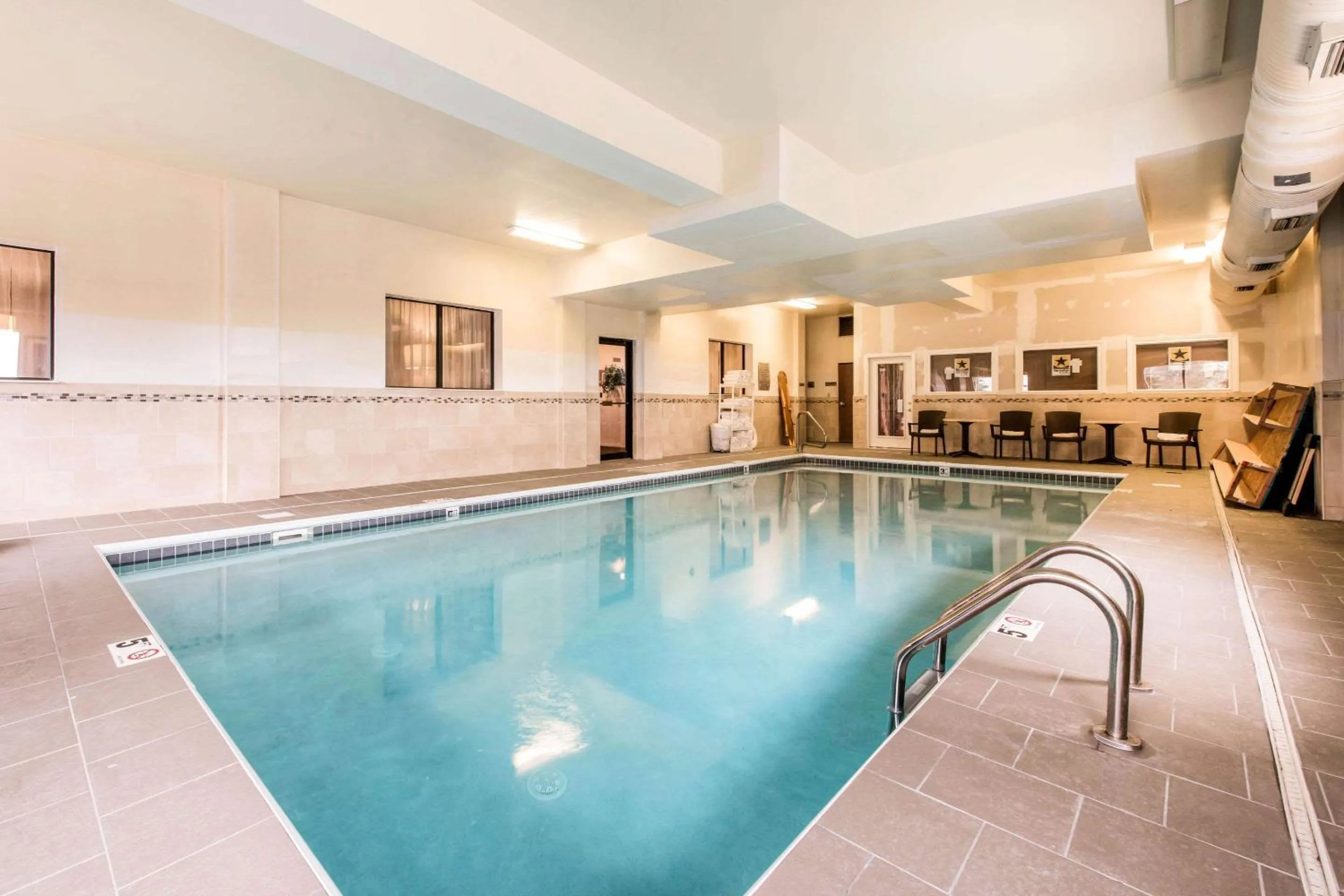 Swimming pool in Comfort Inn & Suites Streetsboro - Kent