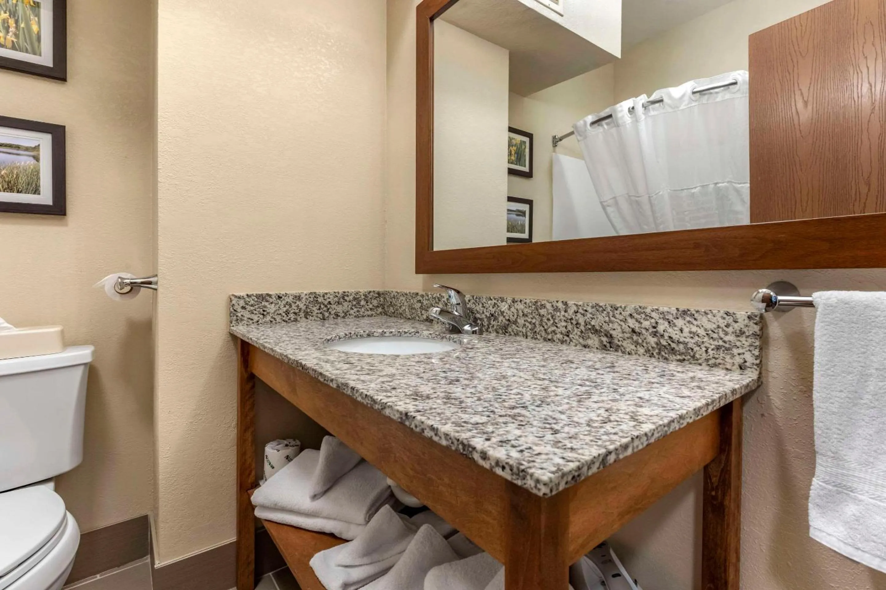 Bedroom in Comfort Inn & Suites Streetsboro - Kent