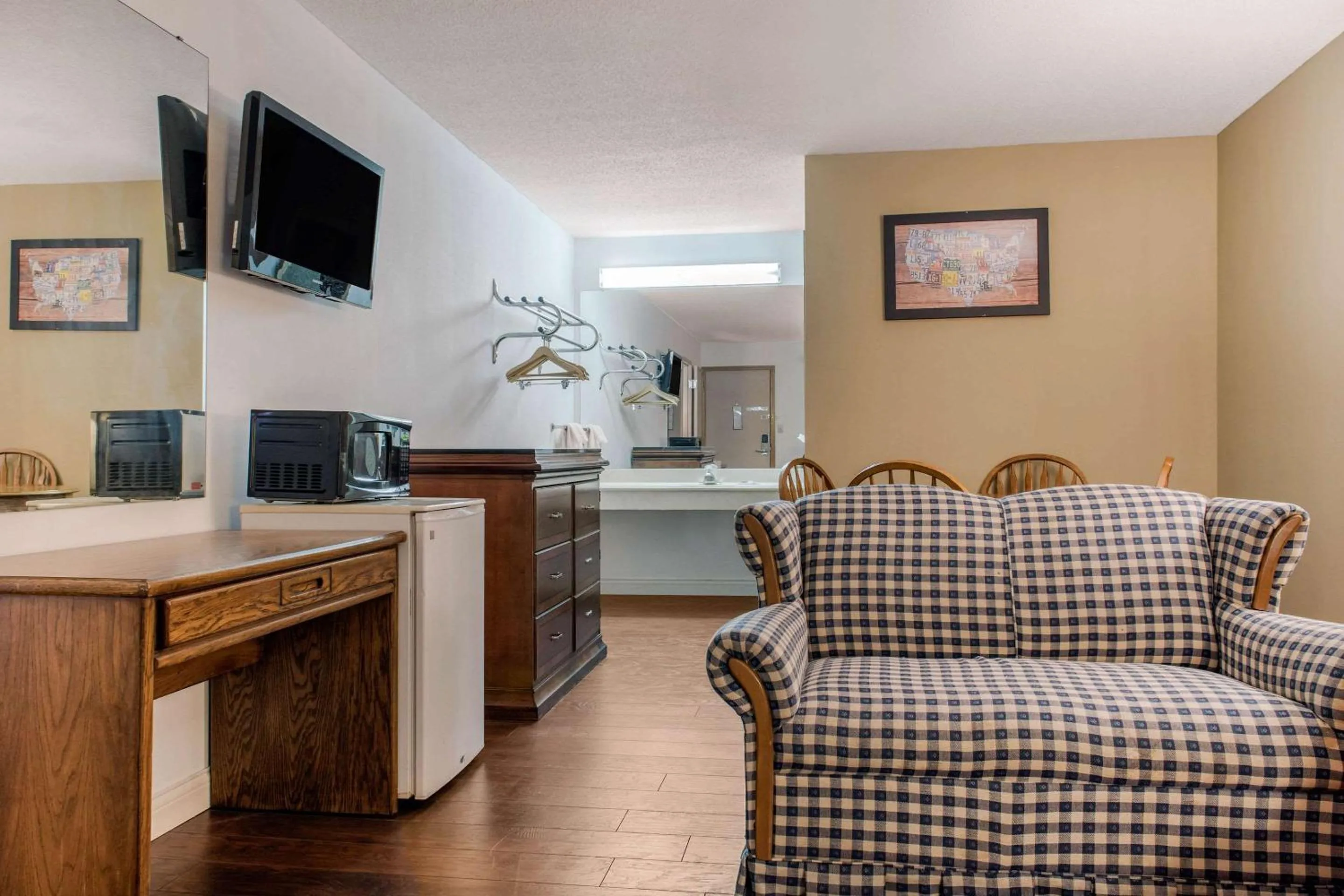 Photo of the whole room in Econo Lodge