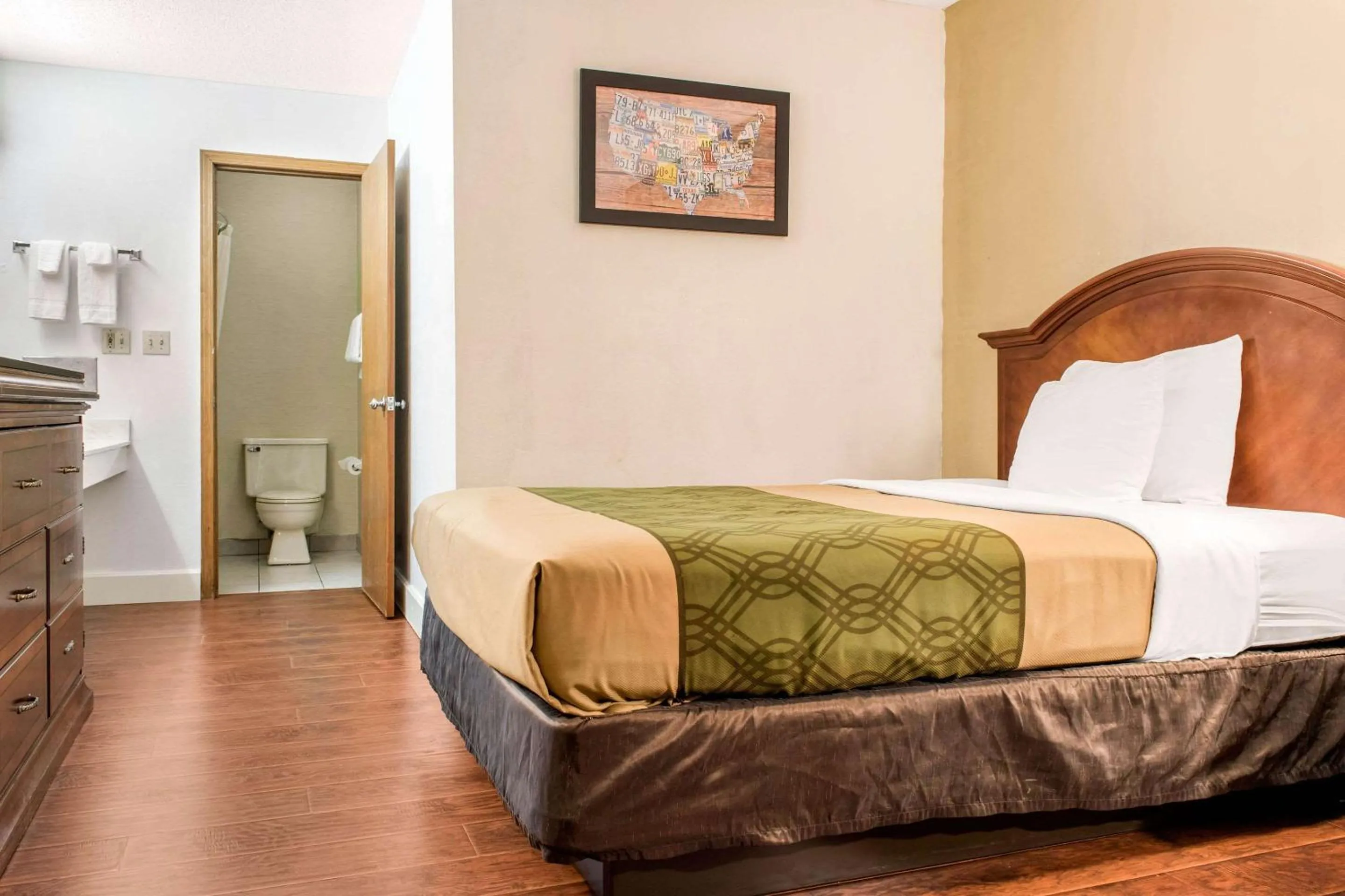 Photo of the whole room, Bed in Econo Lodge