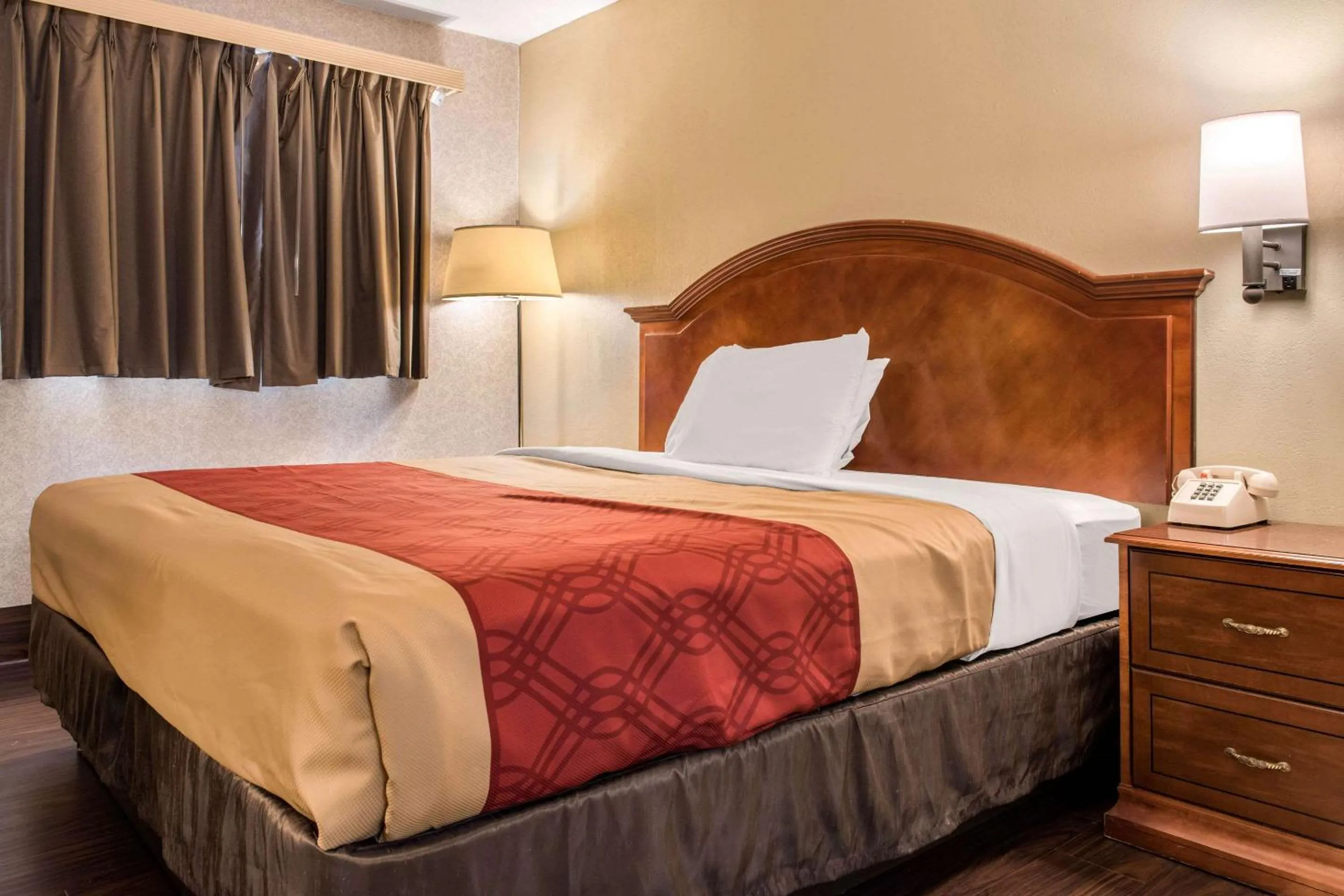 Photo of the whole room, Bed in Econo Lodge