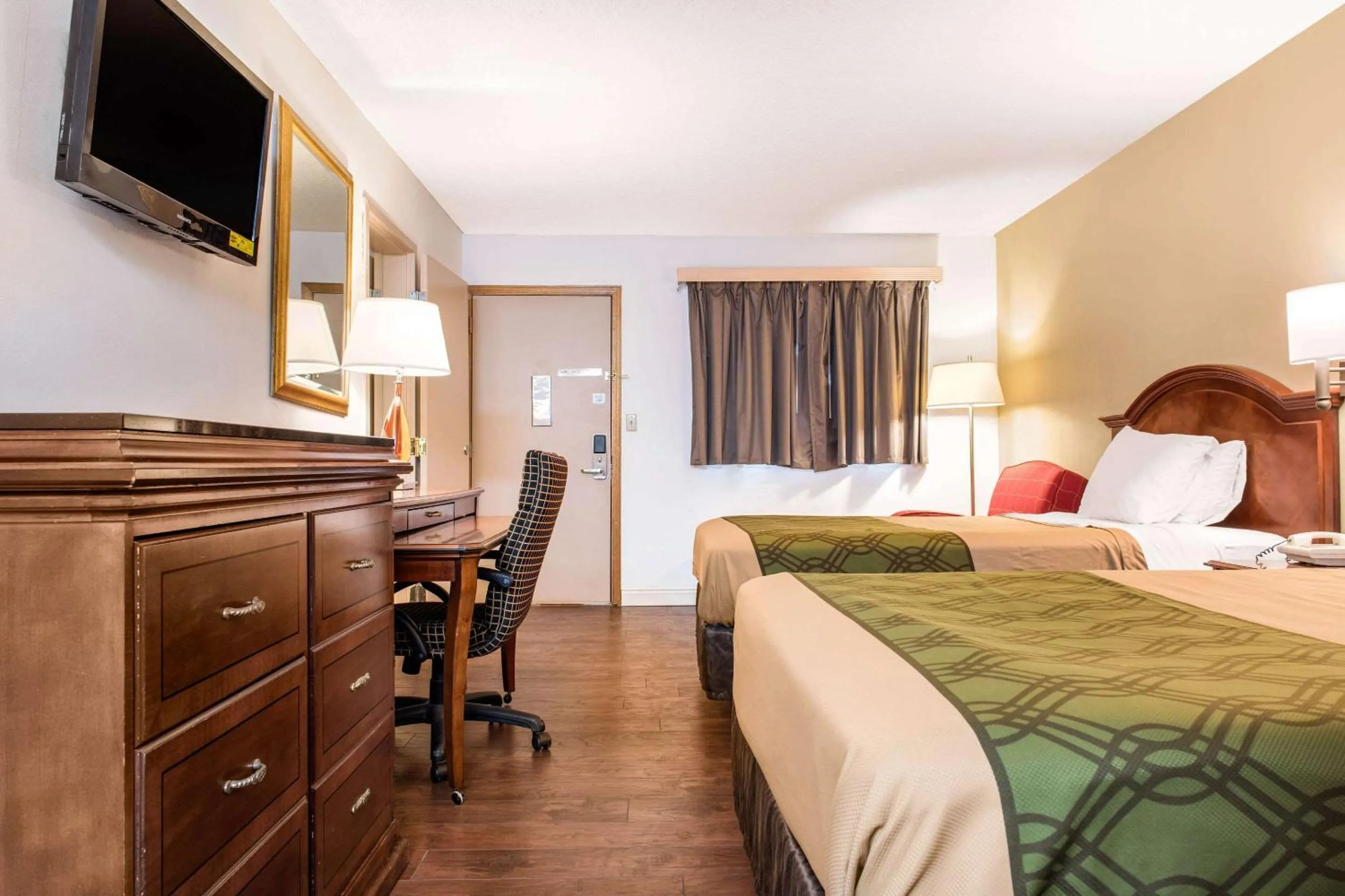 Photo of the whole room, Bed in Econo Lodge