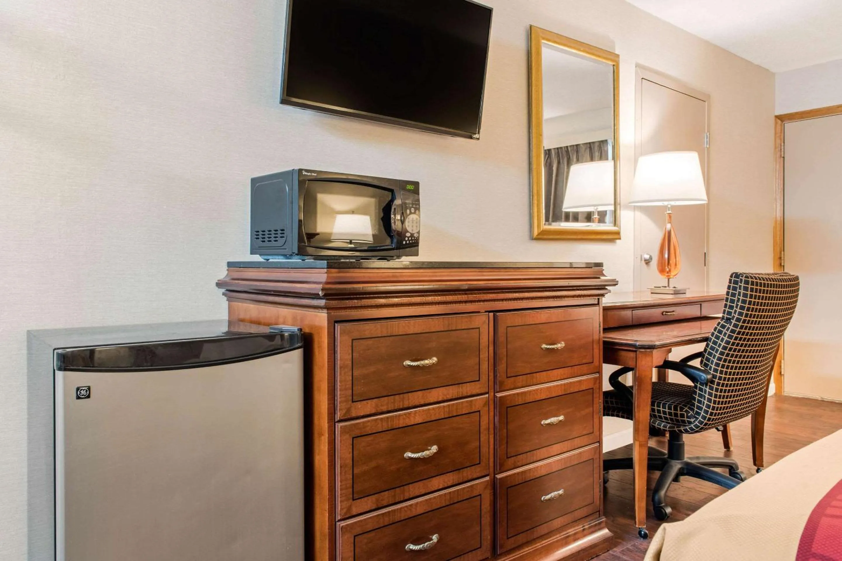 Photo of the whole room in Econo Lodge