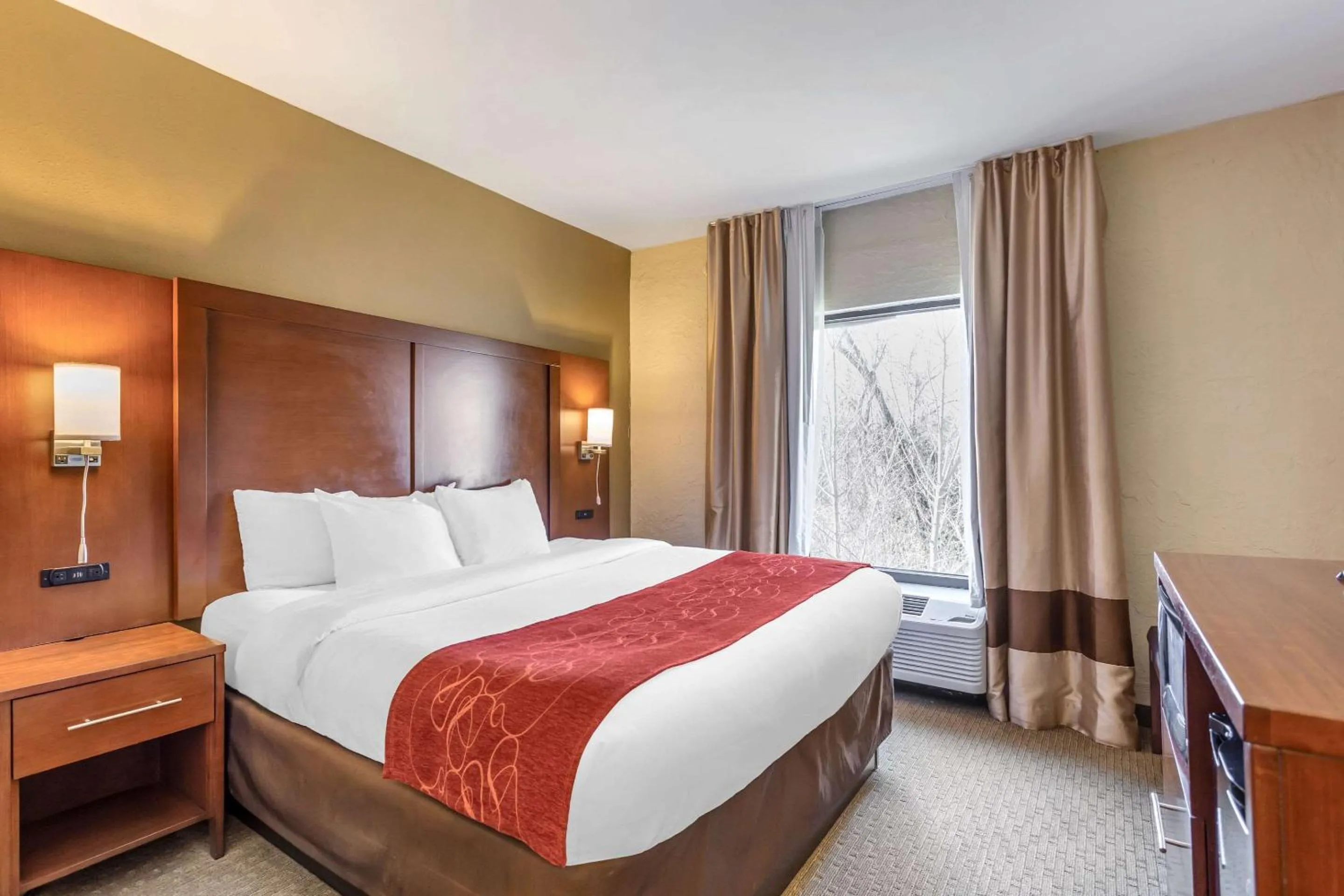 Bedroom in Comfort Suites South Point - Huntington