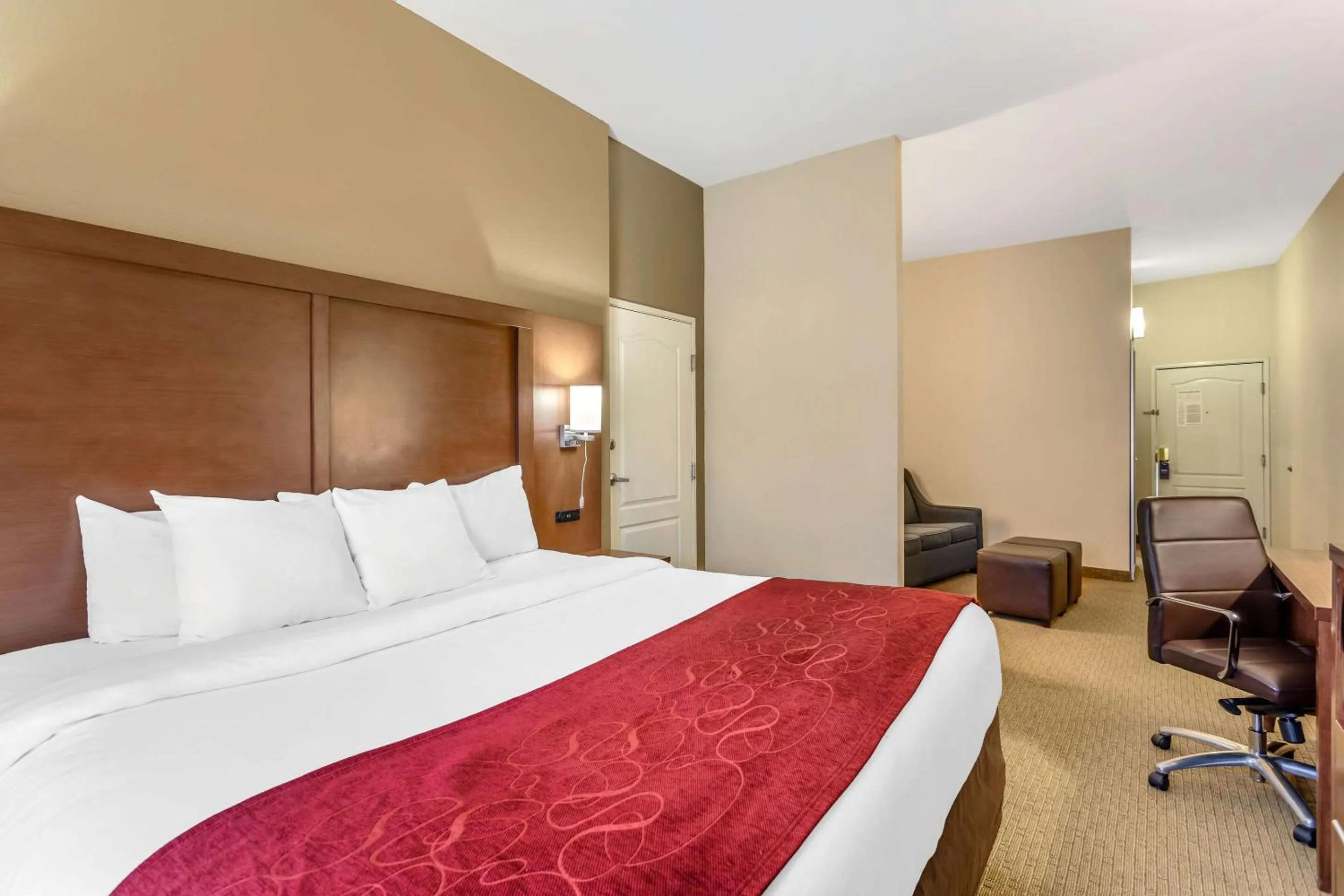 Bedroom in Comfort Suites South Point - Huntington