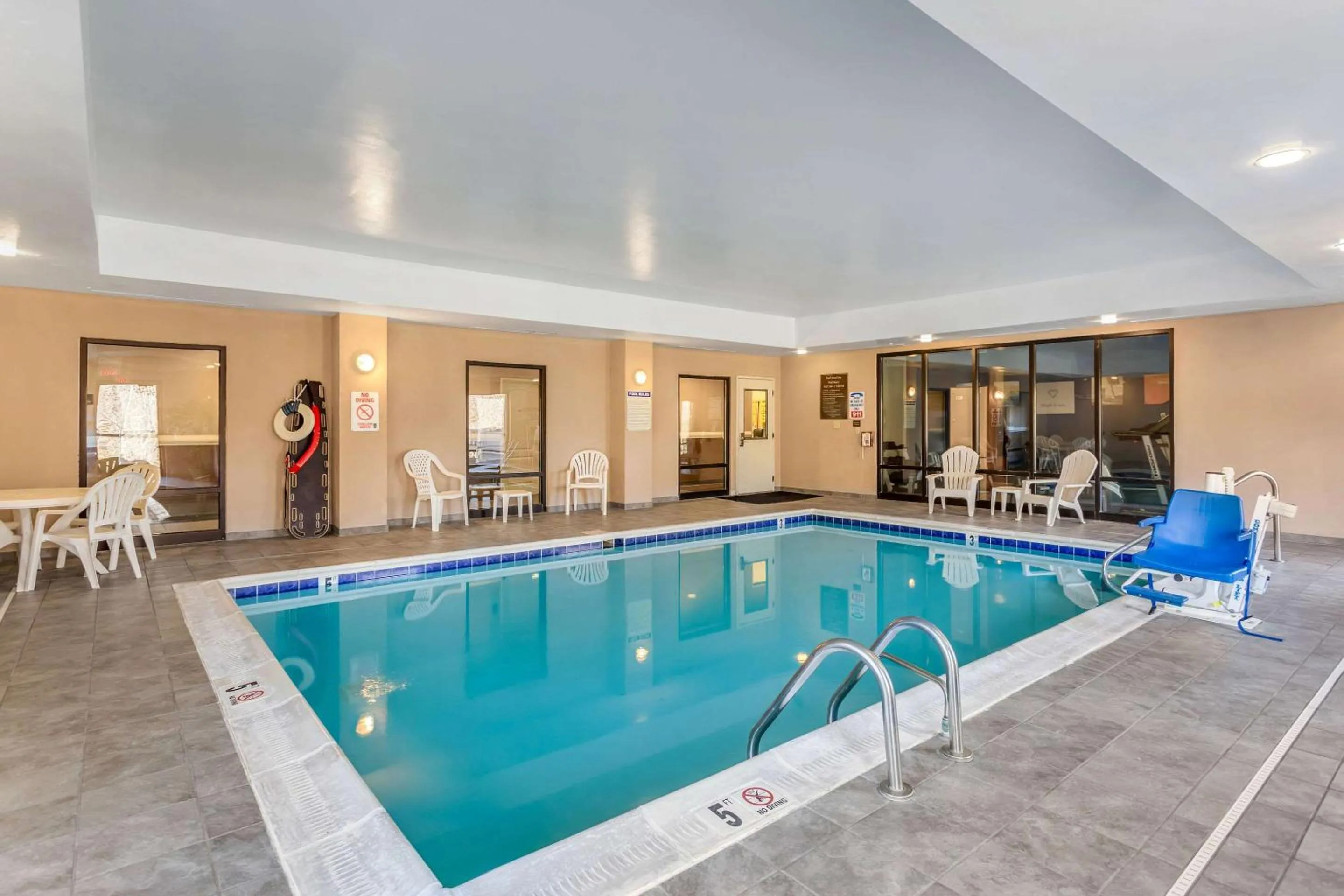 Swimming pool in Comfort Suites South Point - Huntington