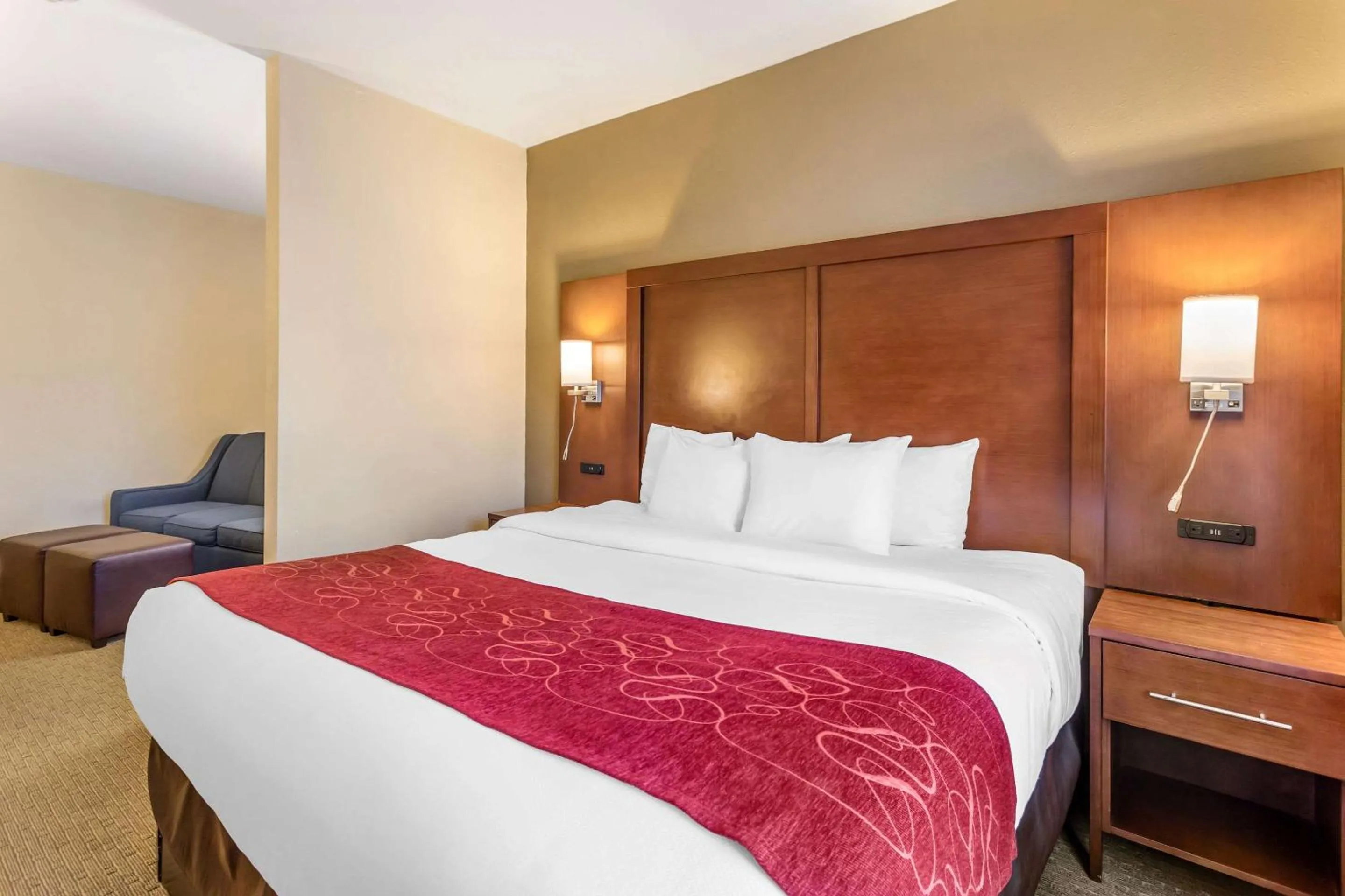 Bedroom in Comfort Suites South Point - Huntington