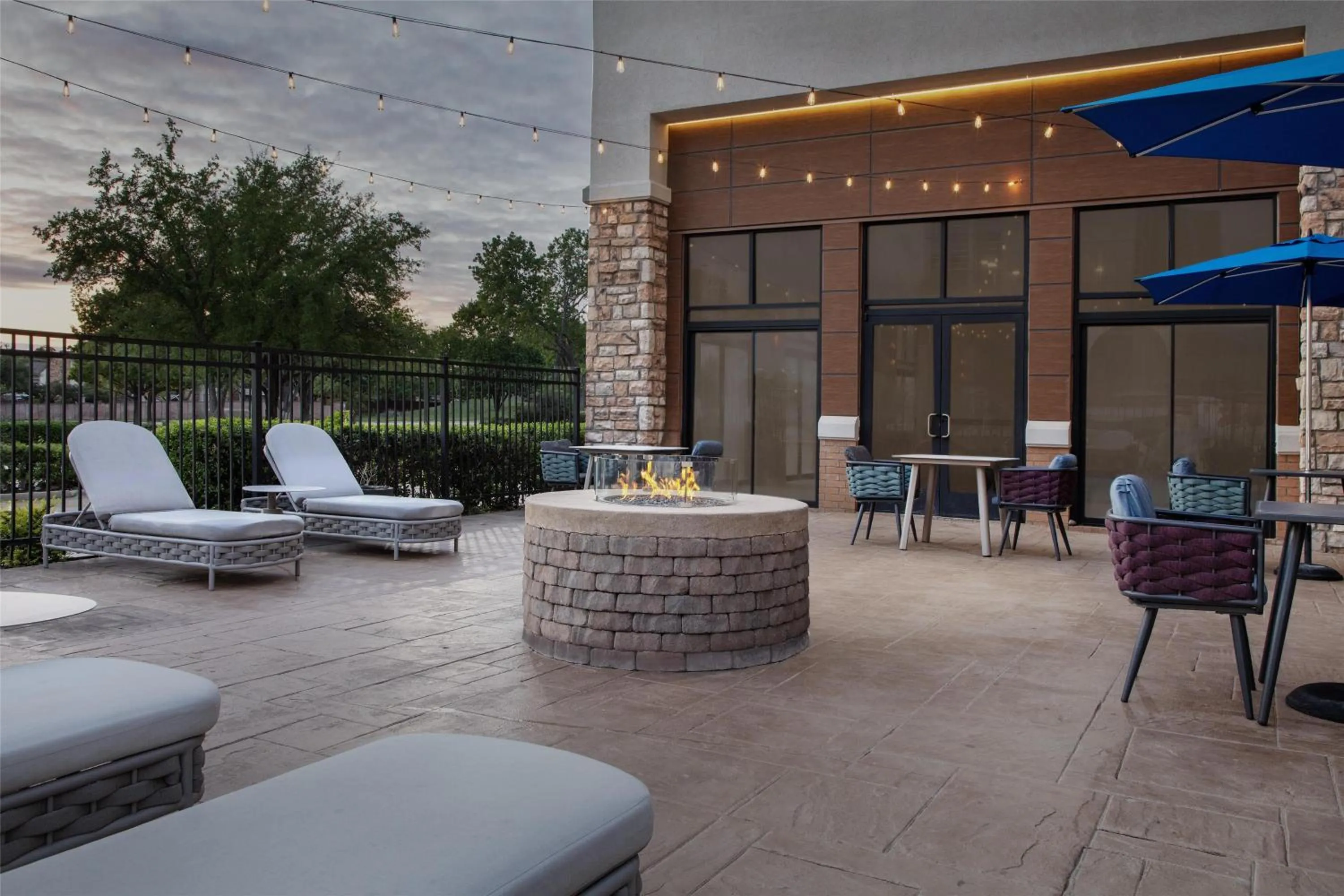 Patio in Hampton Inn & Suites Dallas-DFW Airport Hurst