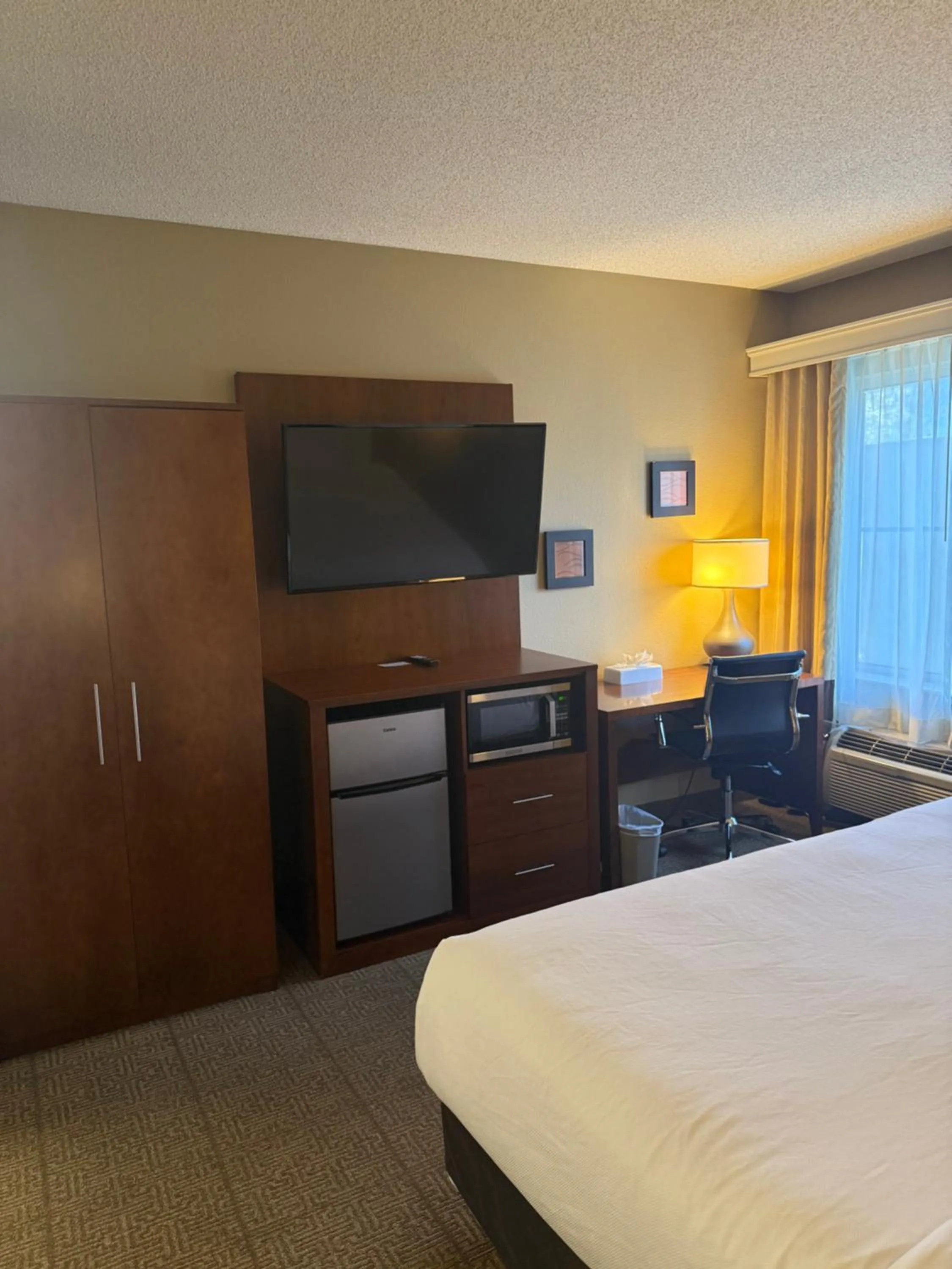Property building, Bed in Comfort Inn North-Polaris