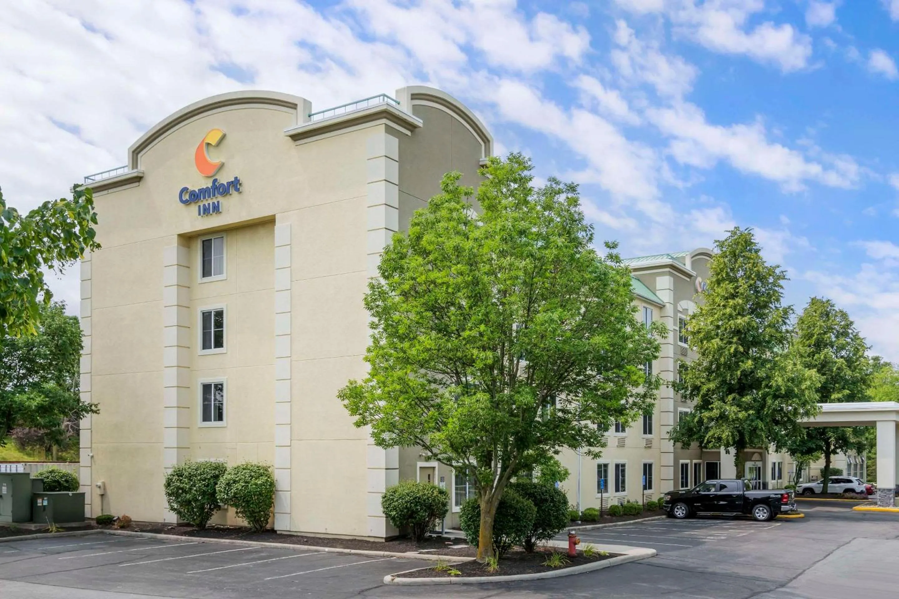 Property building in Comfort Inn North-Polaris