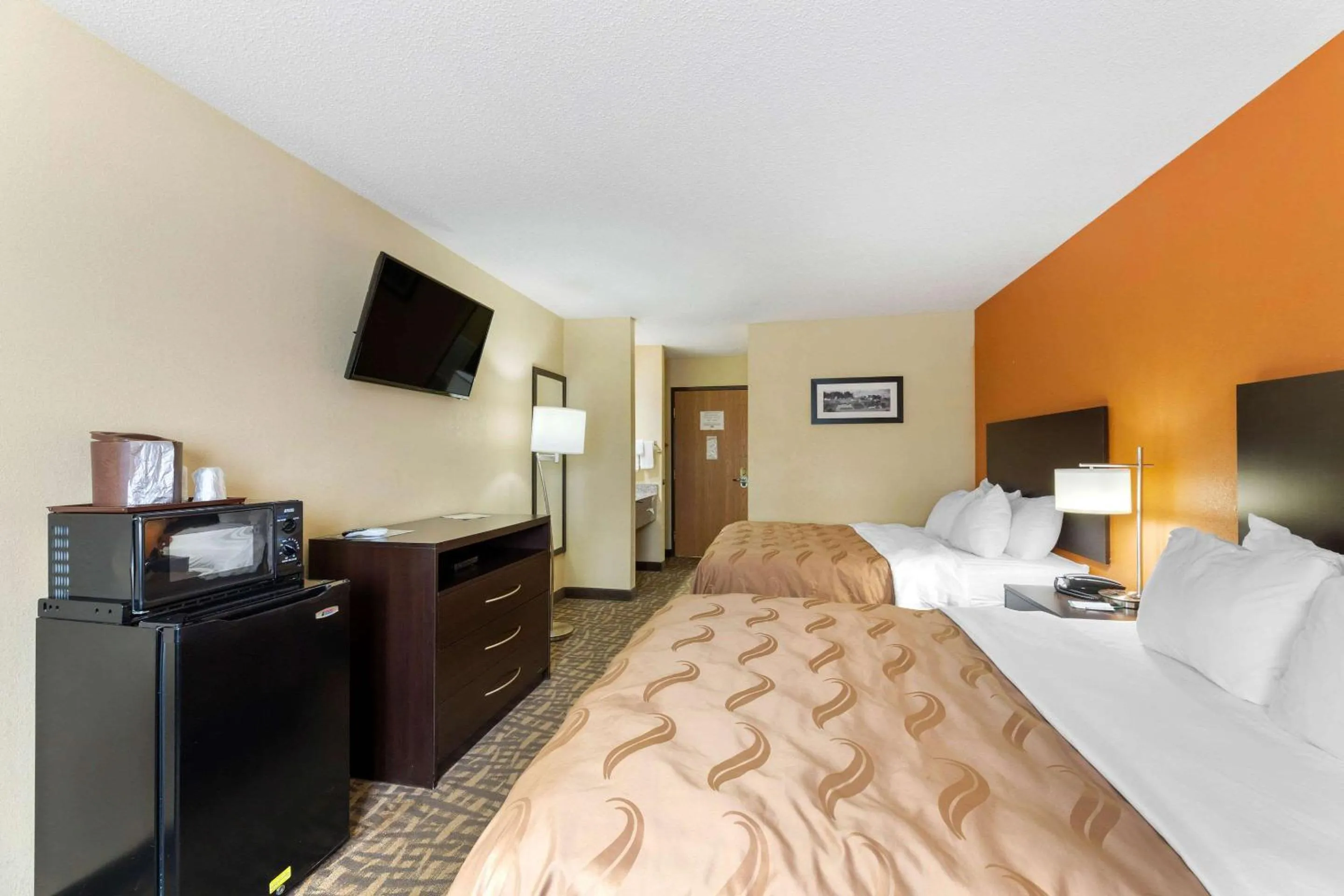 Photo of the whole room, Bed in Quality Inn Wooster