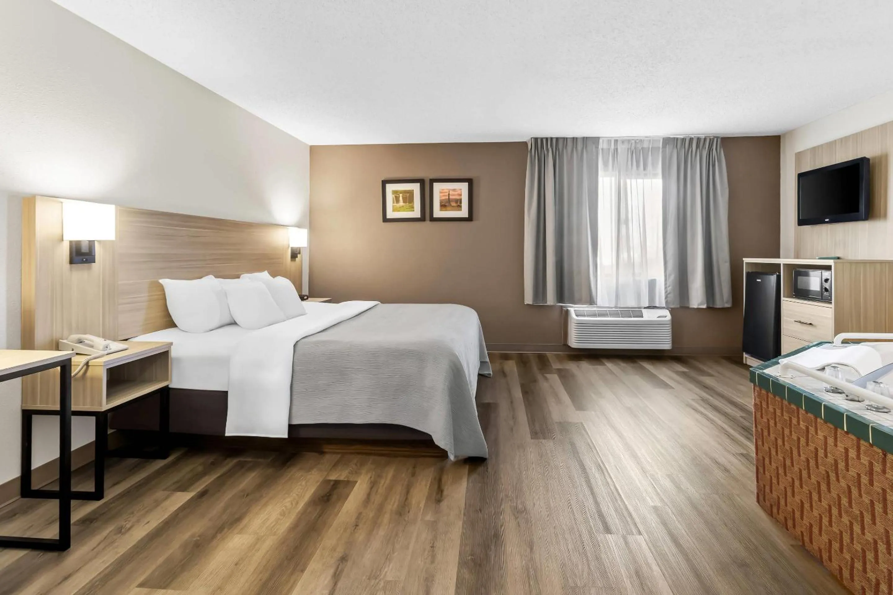 Bedroom, Bed in Quality Inn East Liverpool - Calcutta