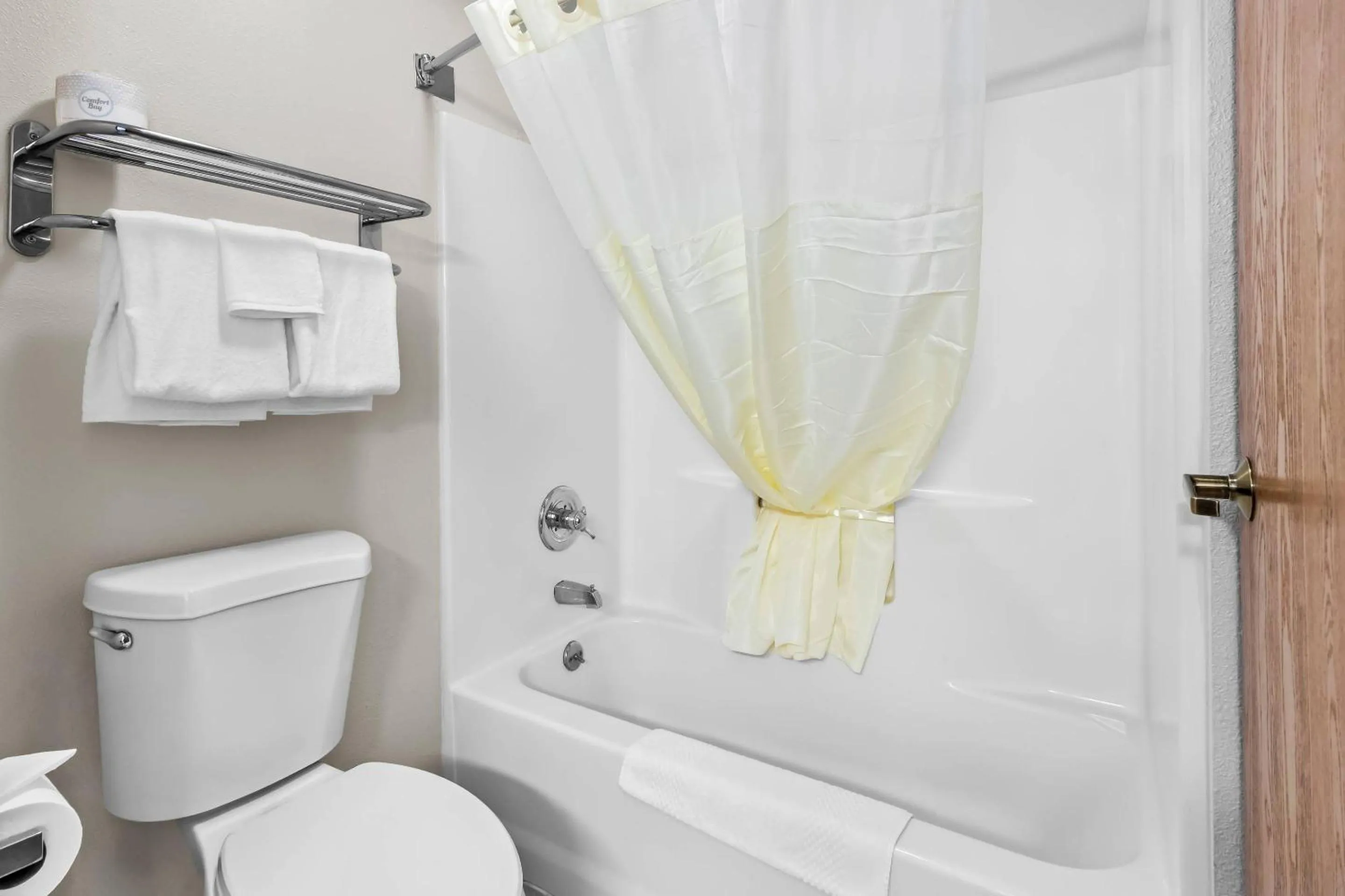 Bedroom in Quality Inn East Liverpool - Calcutta