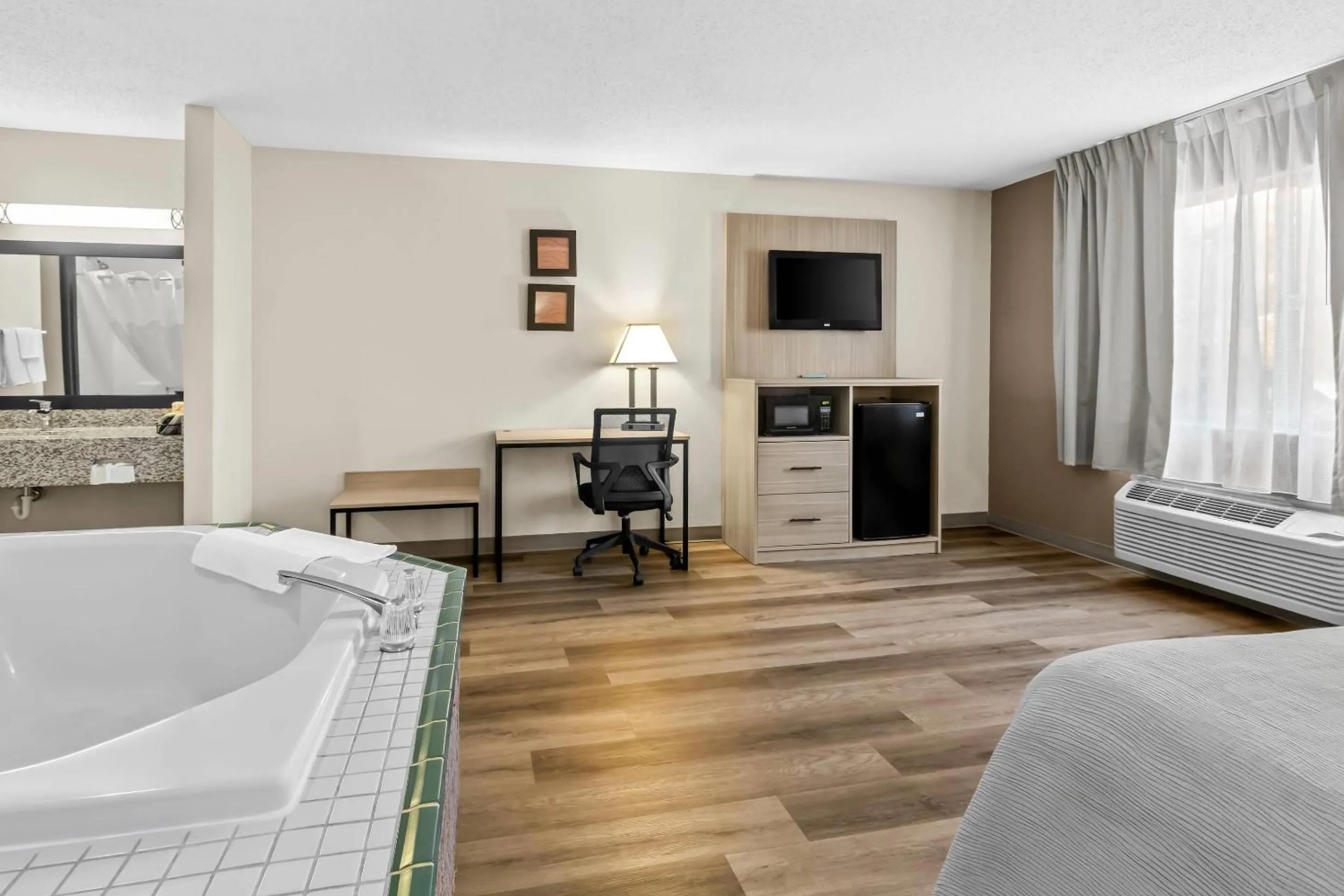 Bedroom, Bed in Quality Inn East Liverpool - Calcutta