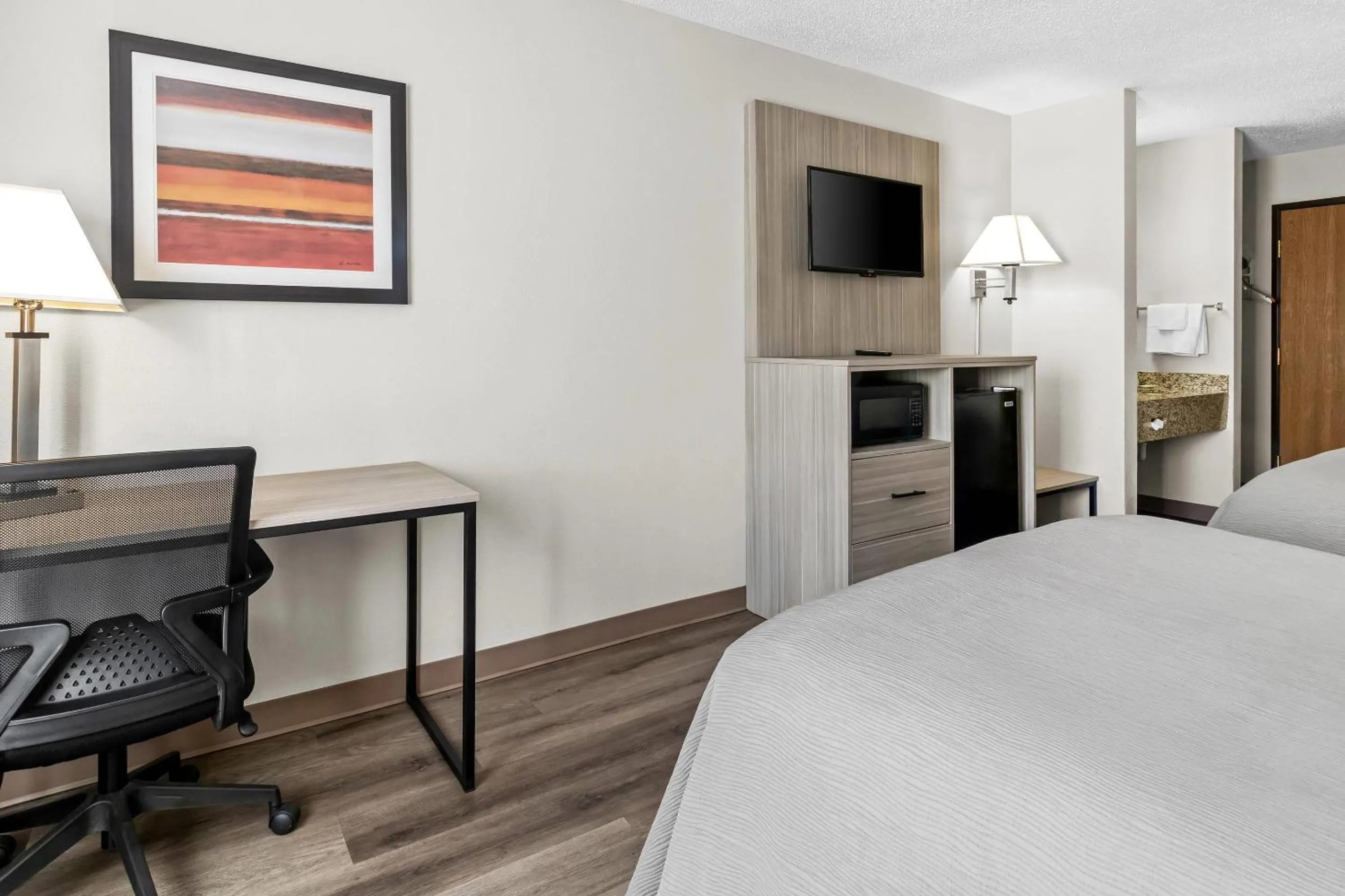 Bedroom, Bed in Quality Inn East Liverpool - Calcutta