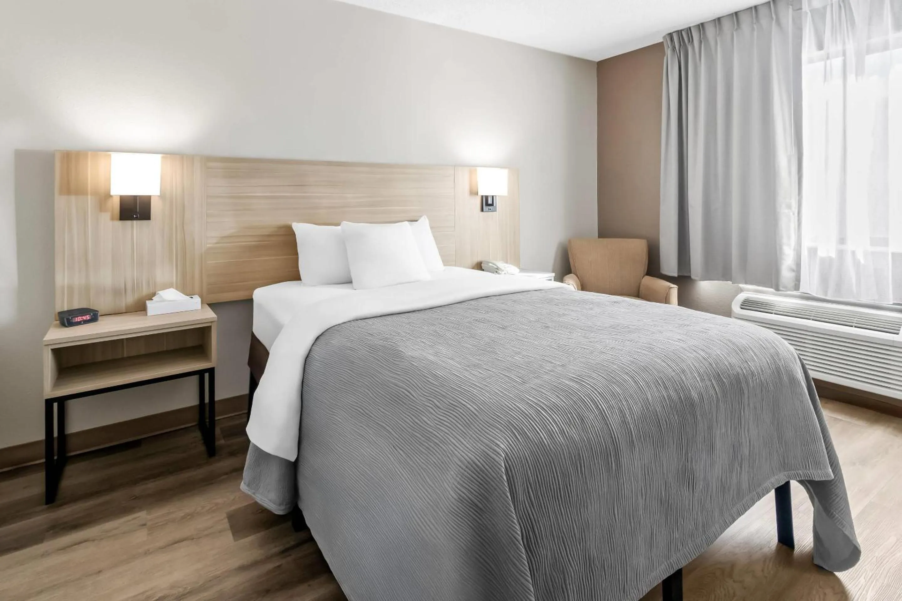 Bedroom, Bed in Quality Inn East Liverpool - Calcutta