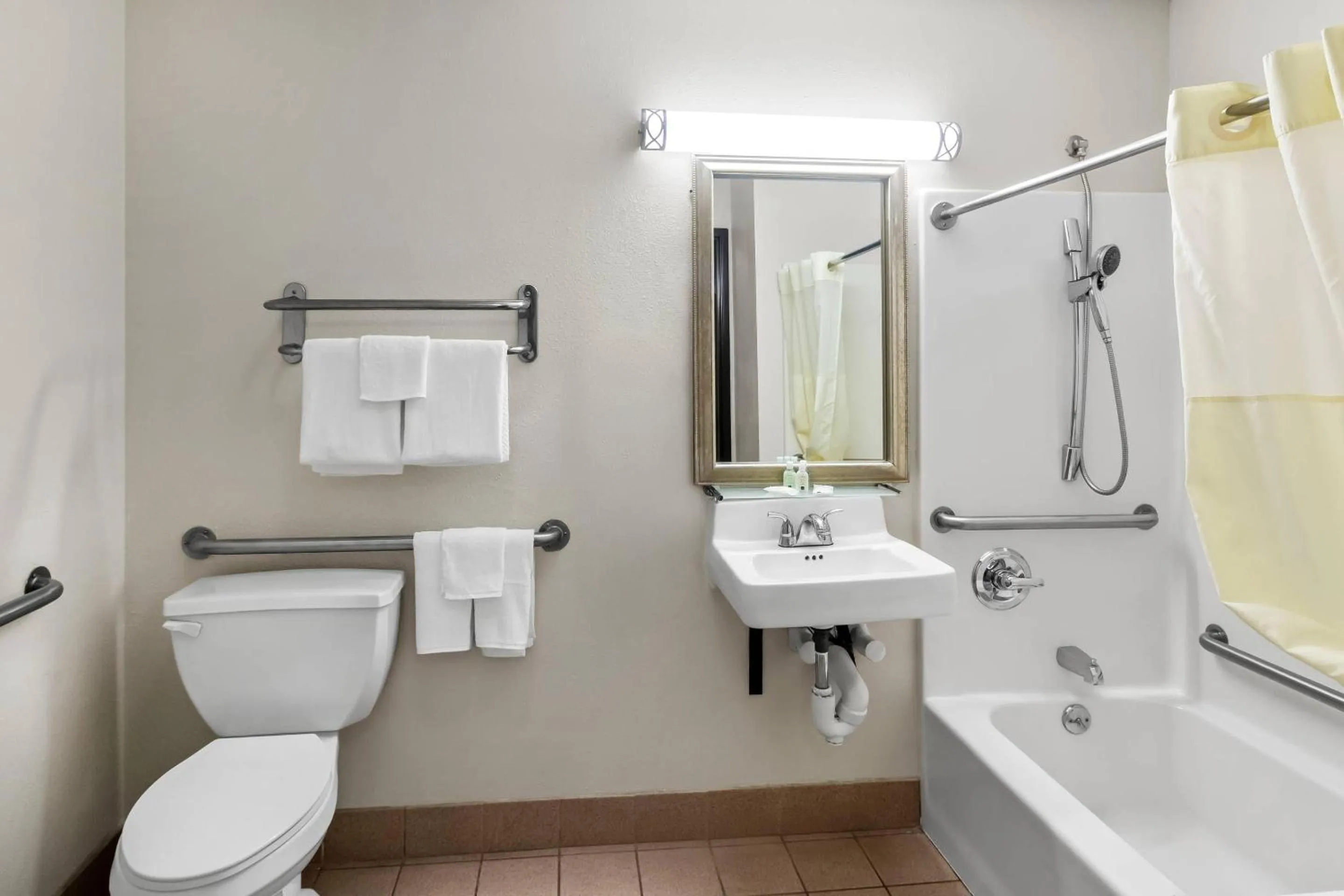 Bedroom in Quality Inn East Liverpool - Calcutta