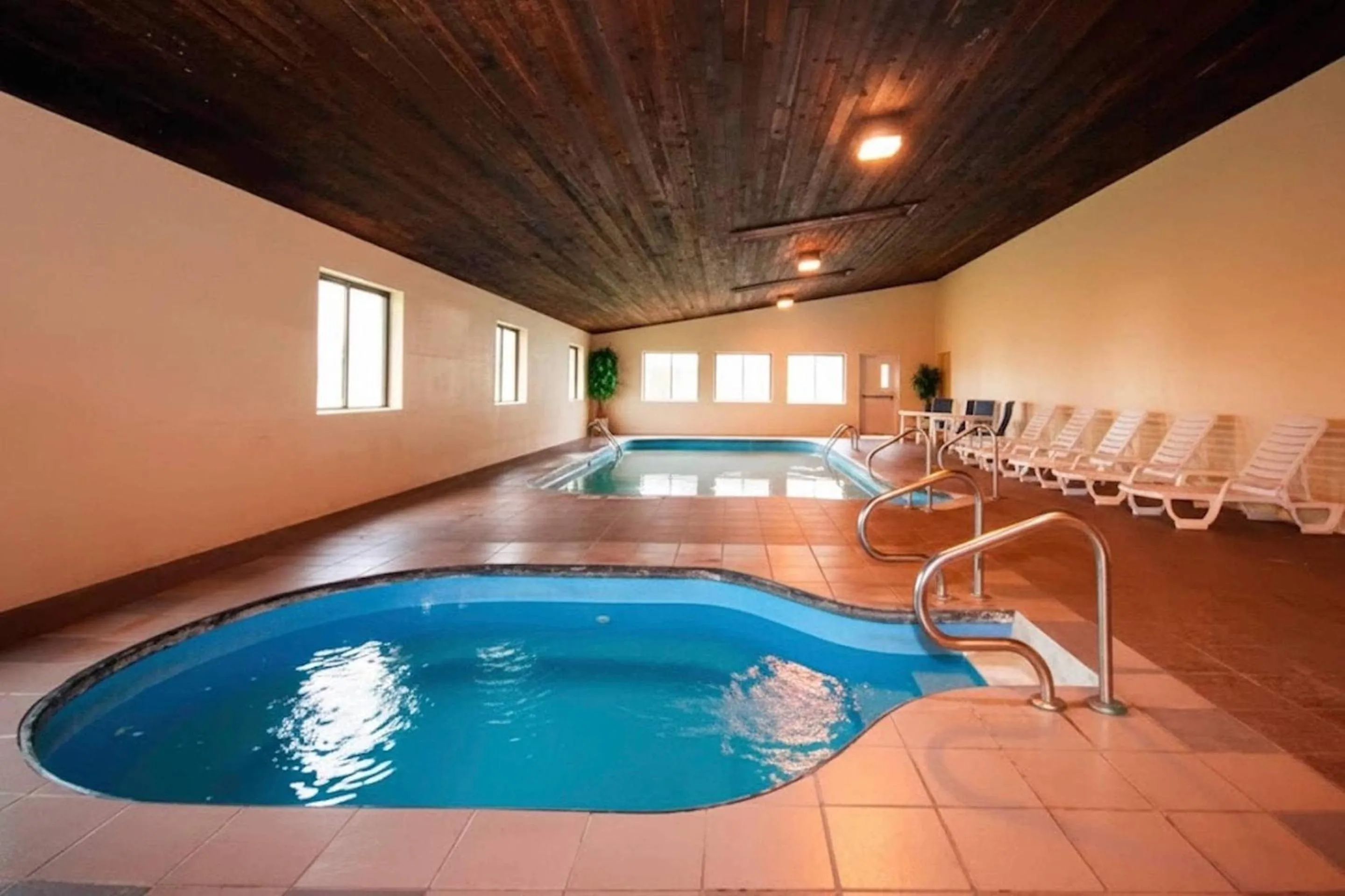 Swimming pool in Quality Inn Milan-Sandusky