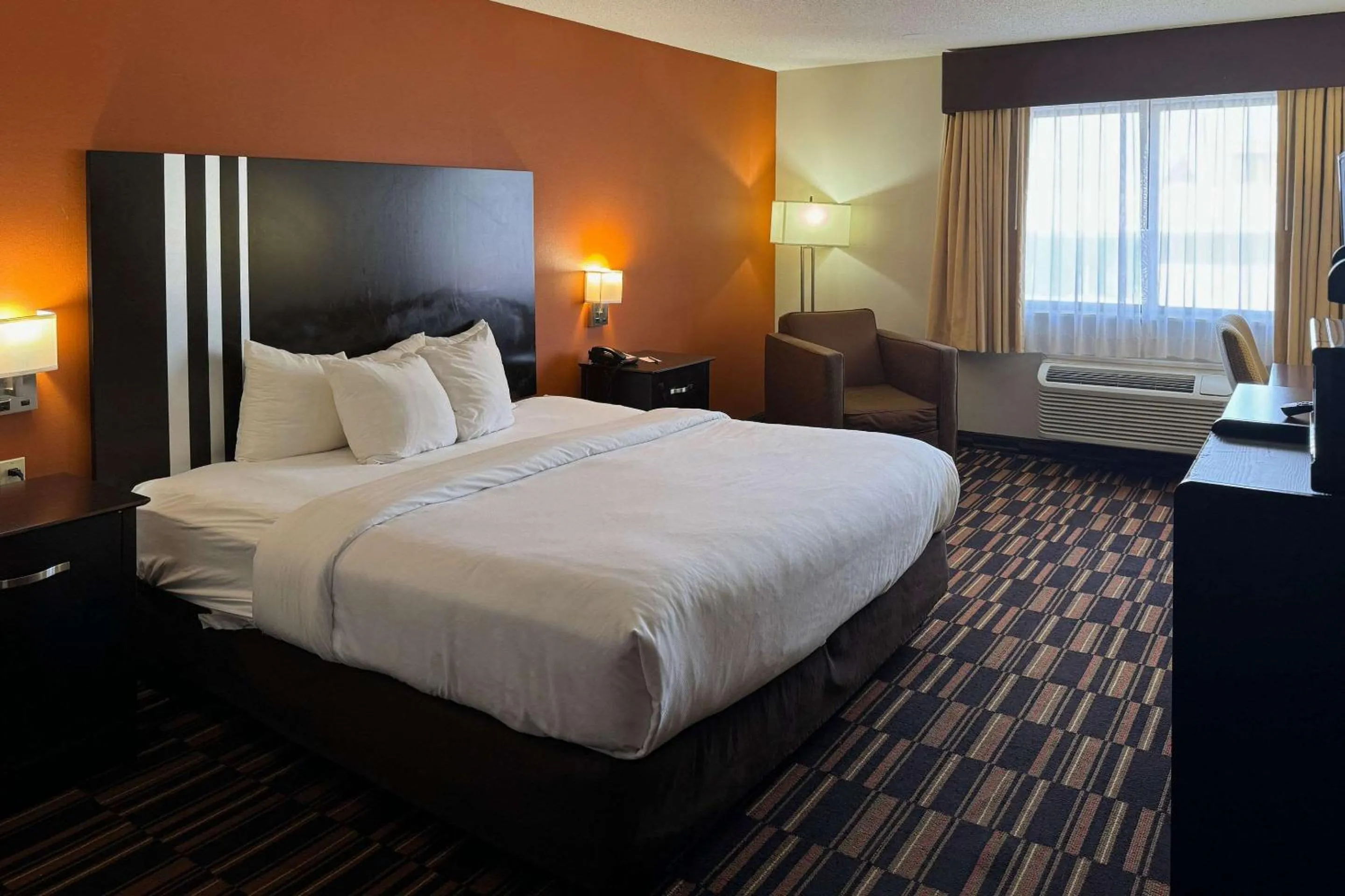 Bedroom, Bed in Comfort Inn Maumee - Perrysburg Area