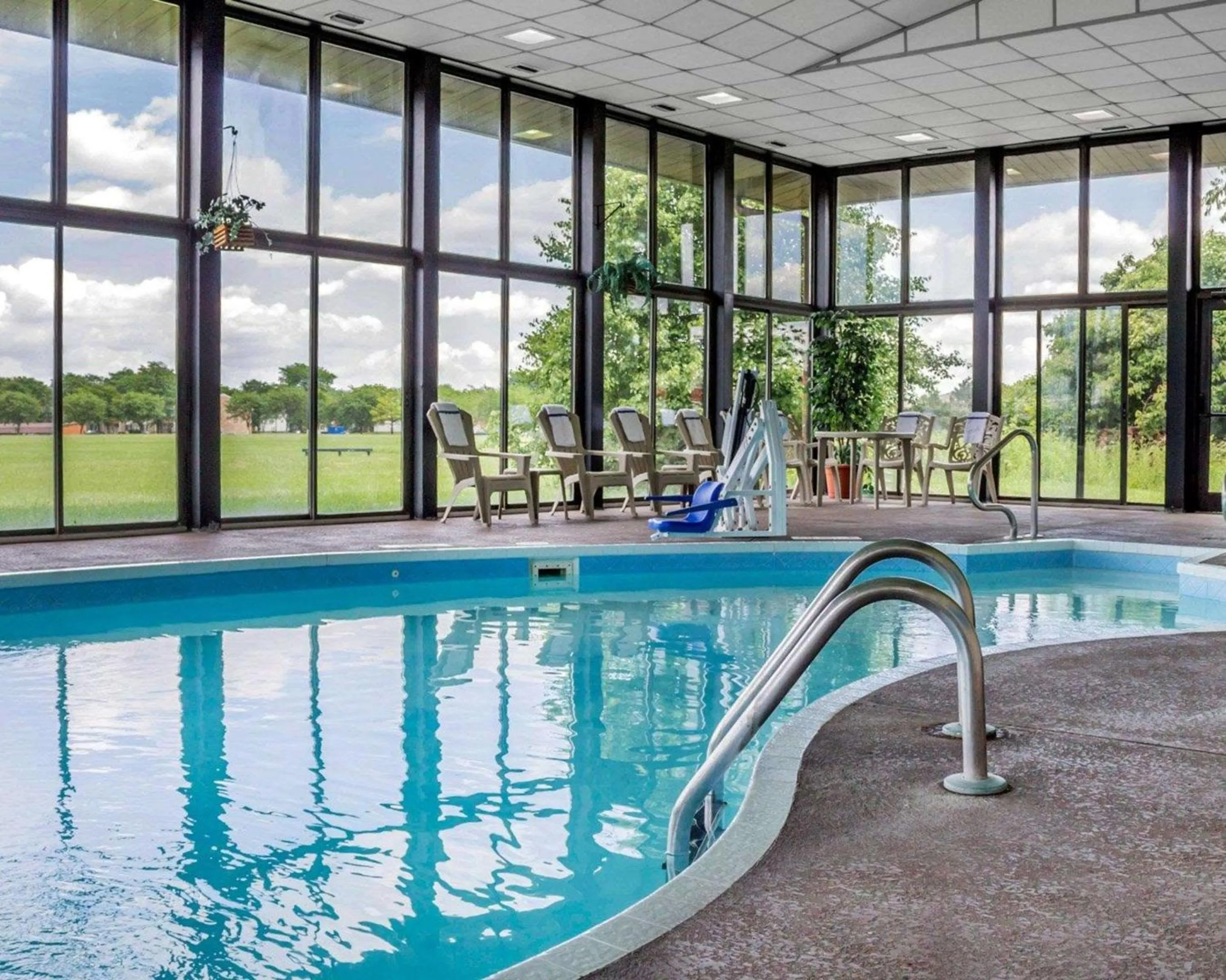 Swimming pool in Comfort Inn Maumee - Perrysburg Area