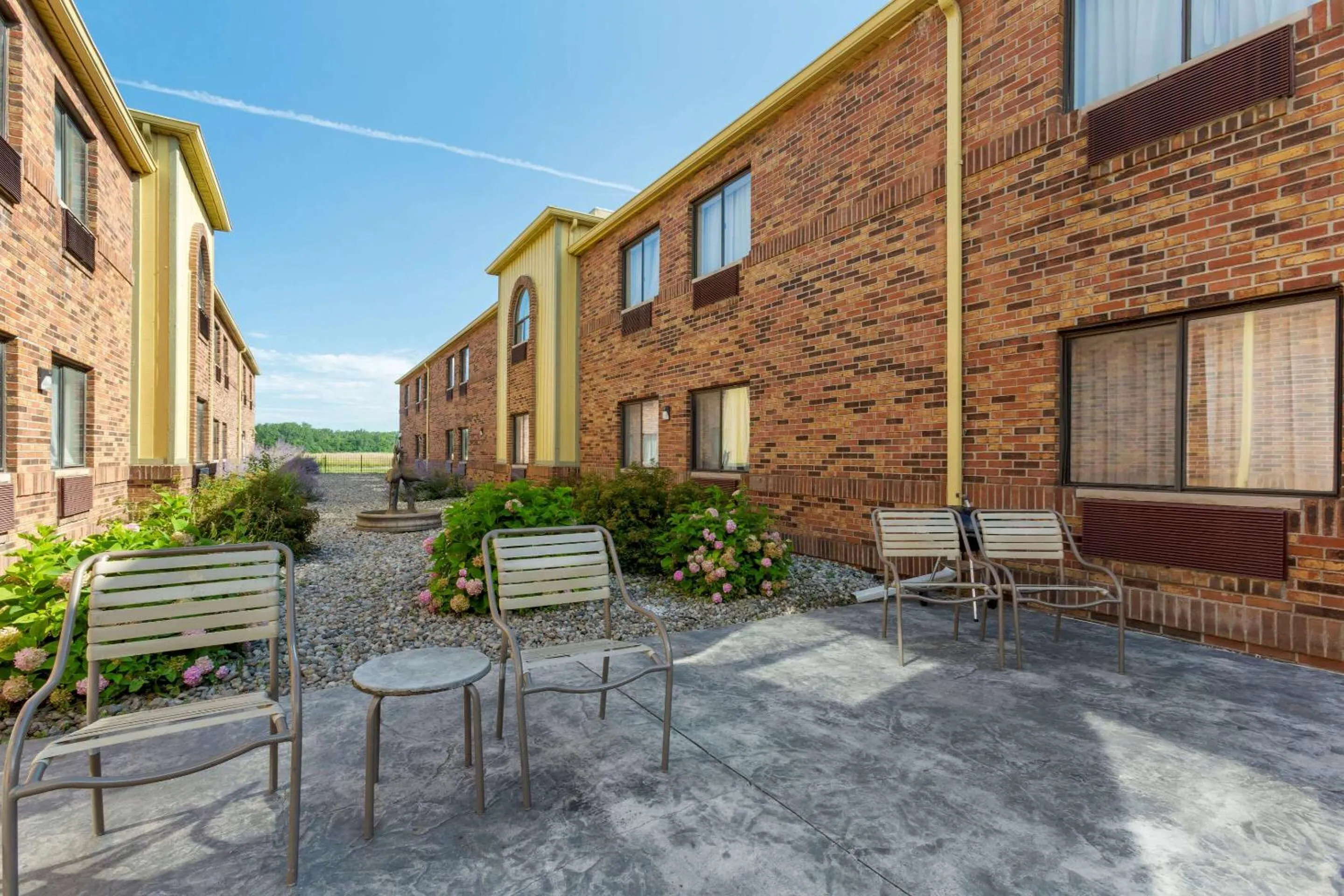 Swimming pool in Quality Inn Alexis Rd