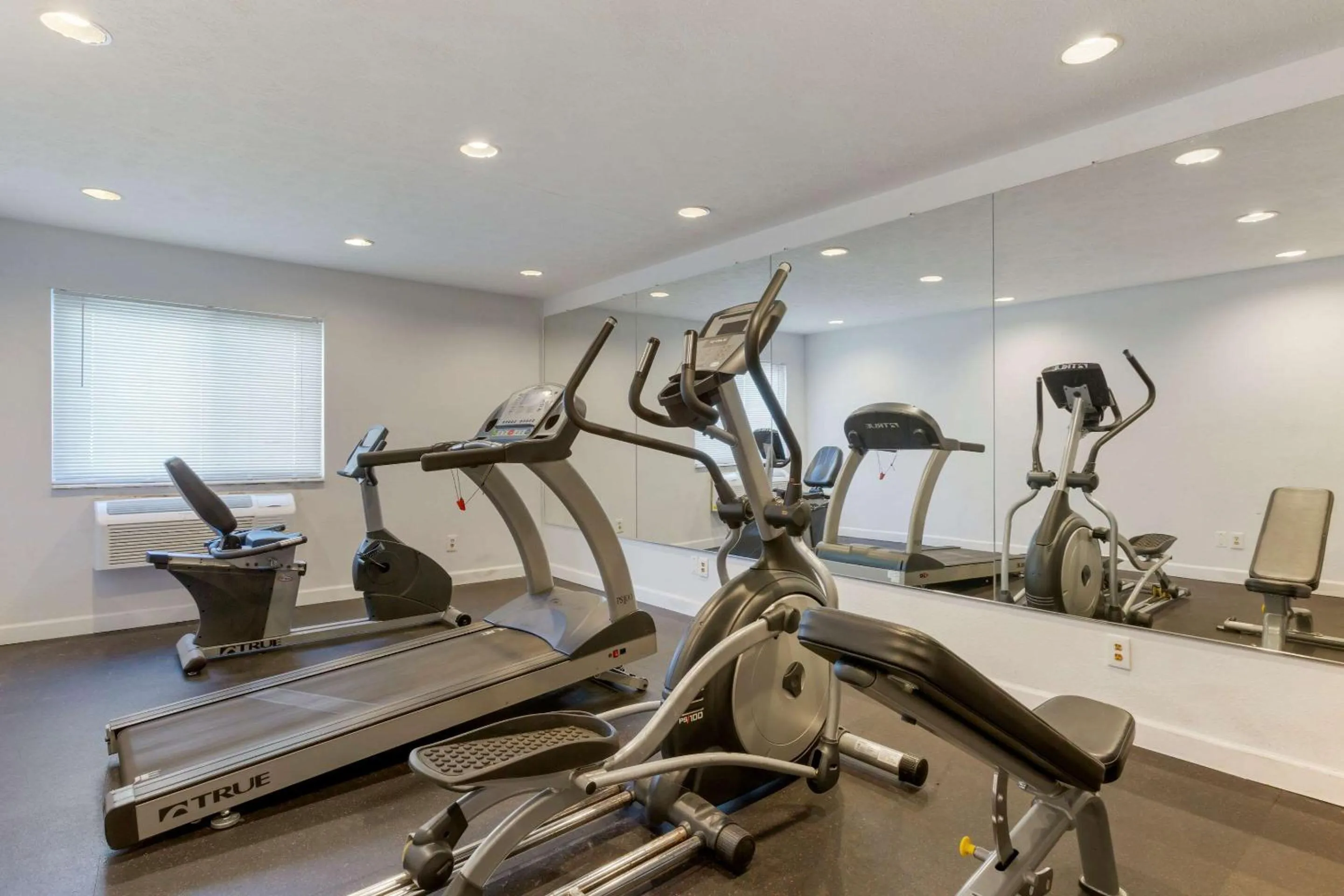 Fitness centre/facilities in Quality Inn Alexis Rd
