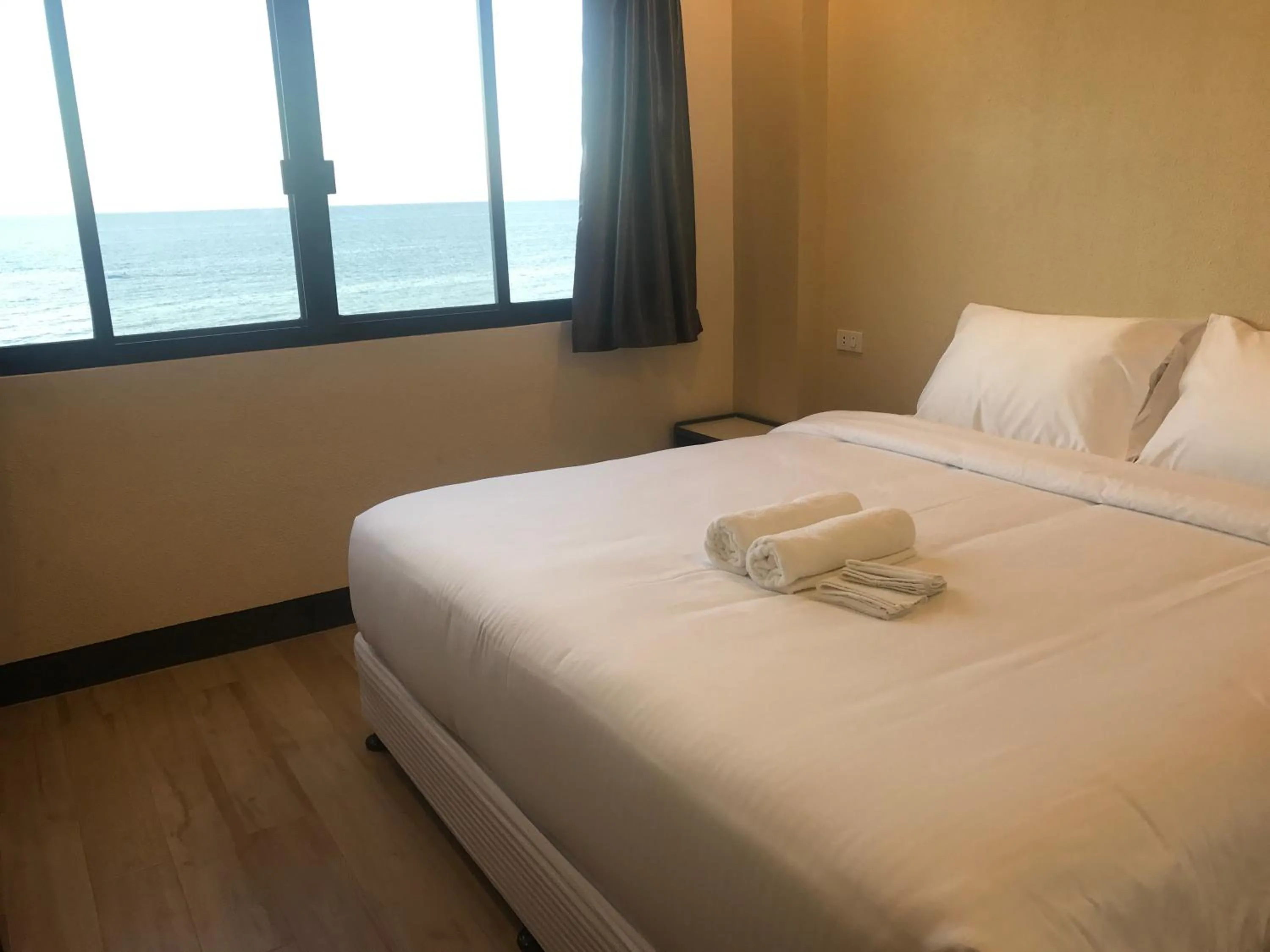 Bed in Babylon Oslob Coast Guesthouse