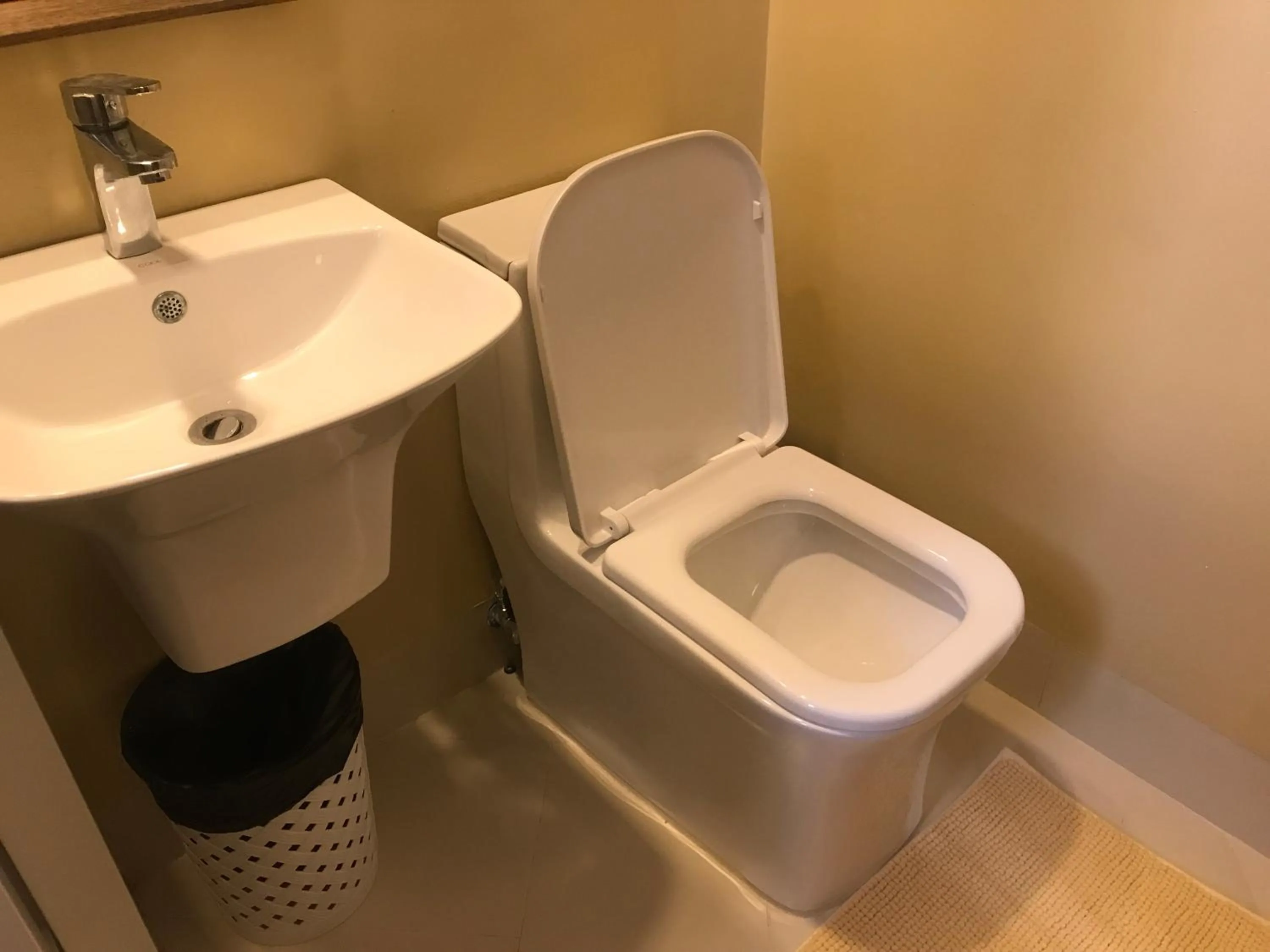 Toilet in Babylon Oslob Coast Guesthouse