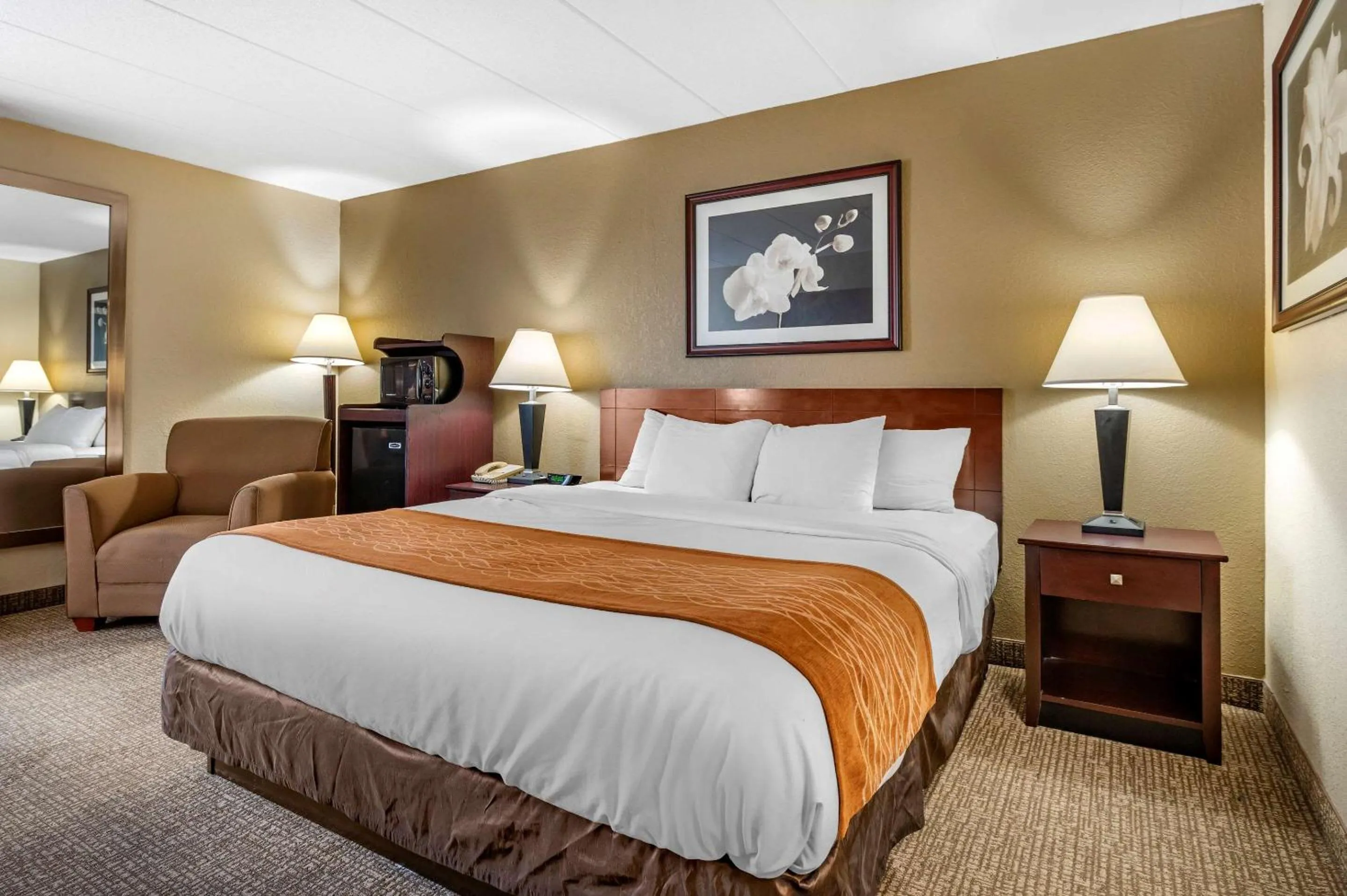 Photo of the whole room, Bed in Comfort Inn Cincinnati Northeast