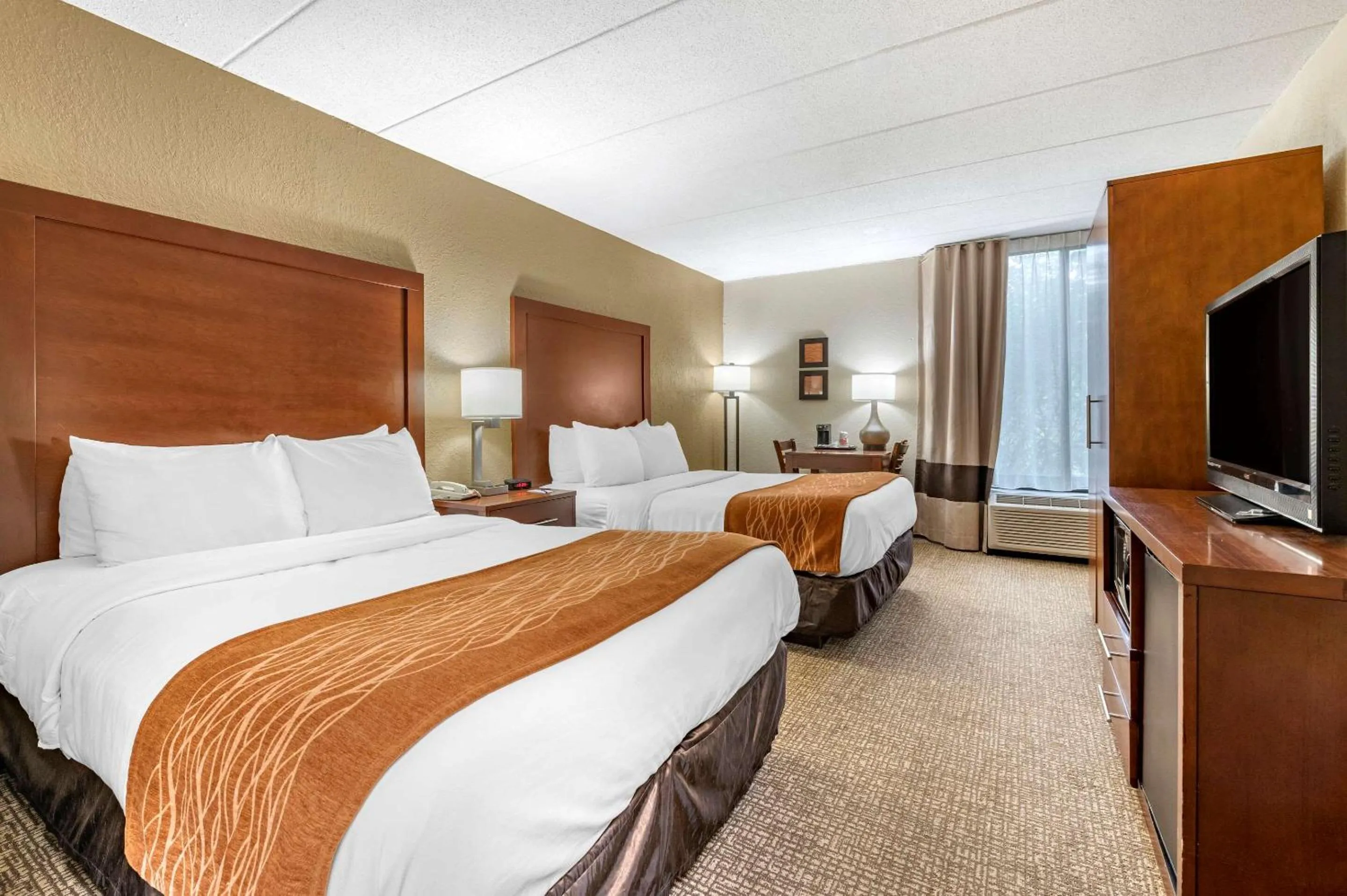 Photo of the whole room, Bed in Comfort Inn Cincinnati Northeast
