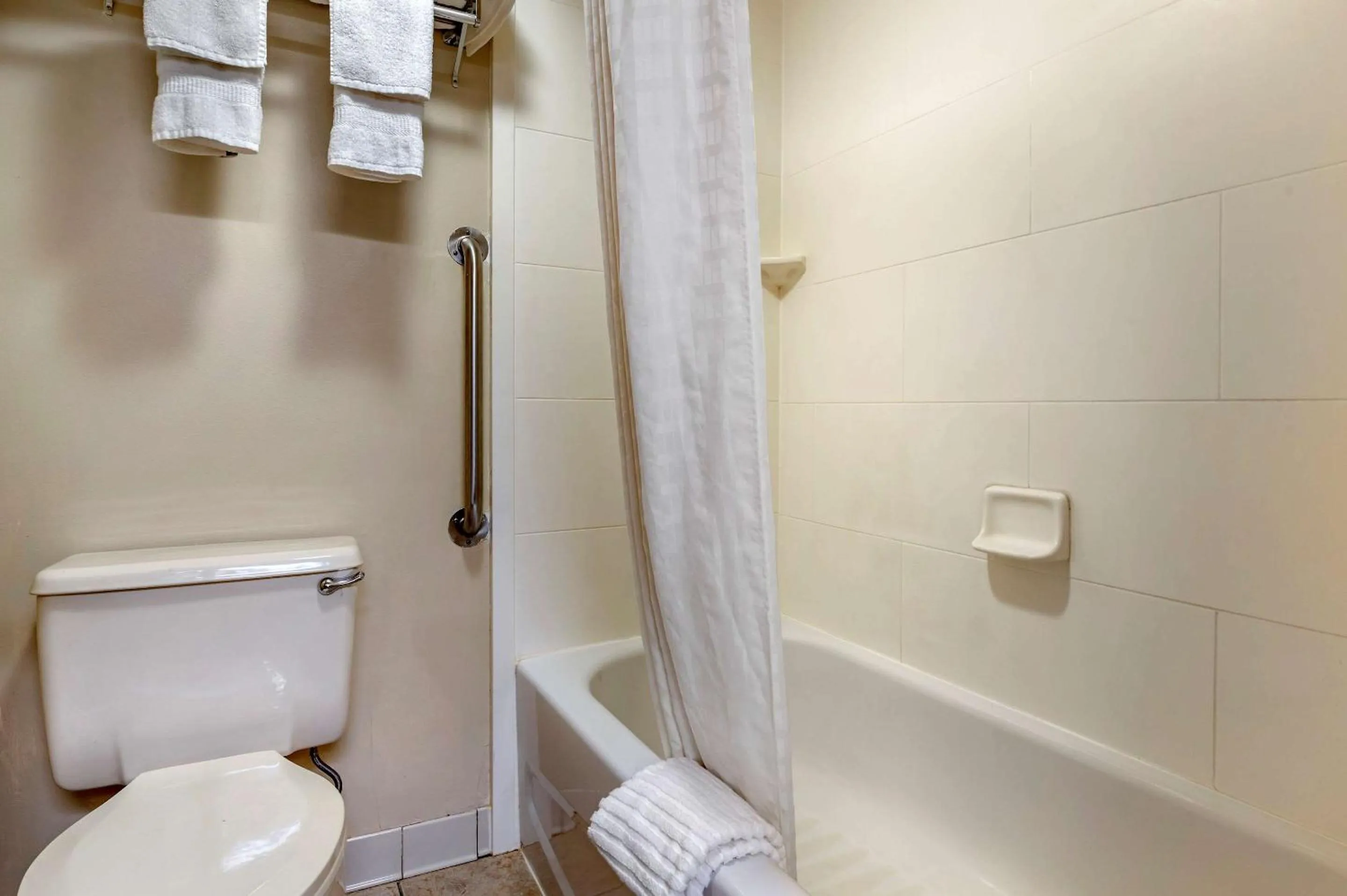 Bathroom in Comfort Inn Cincinnati Northeast